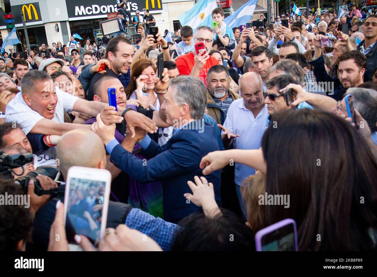 Il presidente argentino Mauricio Macri saluta i sostenitori mentre entra nel suo rally di chiusura della campagna presidenziale chiamato 'la Marcha del Millon' di Juntos Por El Cambio Party sotto lo slogan 'si se Puede' all'Obelisco il 19 ottobre 2019 a Buenos Aires, Argentina. L'Argentina terrà le elezioni presidenziali il 27th ottobre. (Foto di Federico Rotter/NurPhoto) Foto Stock