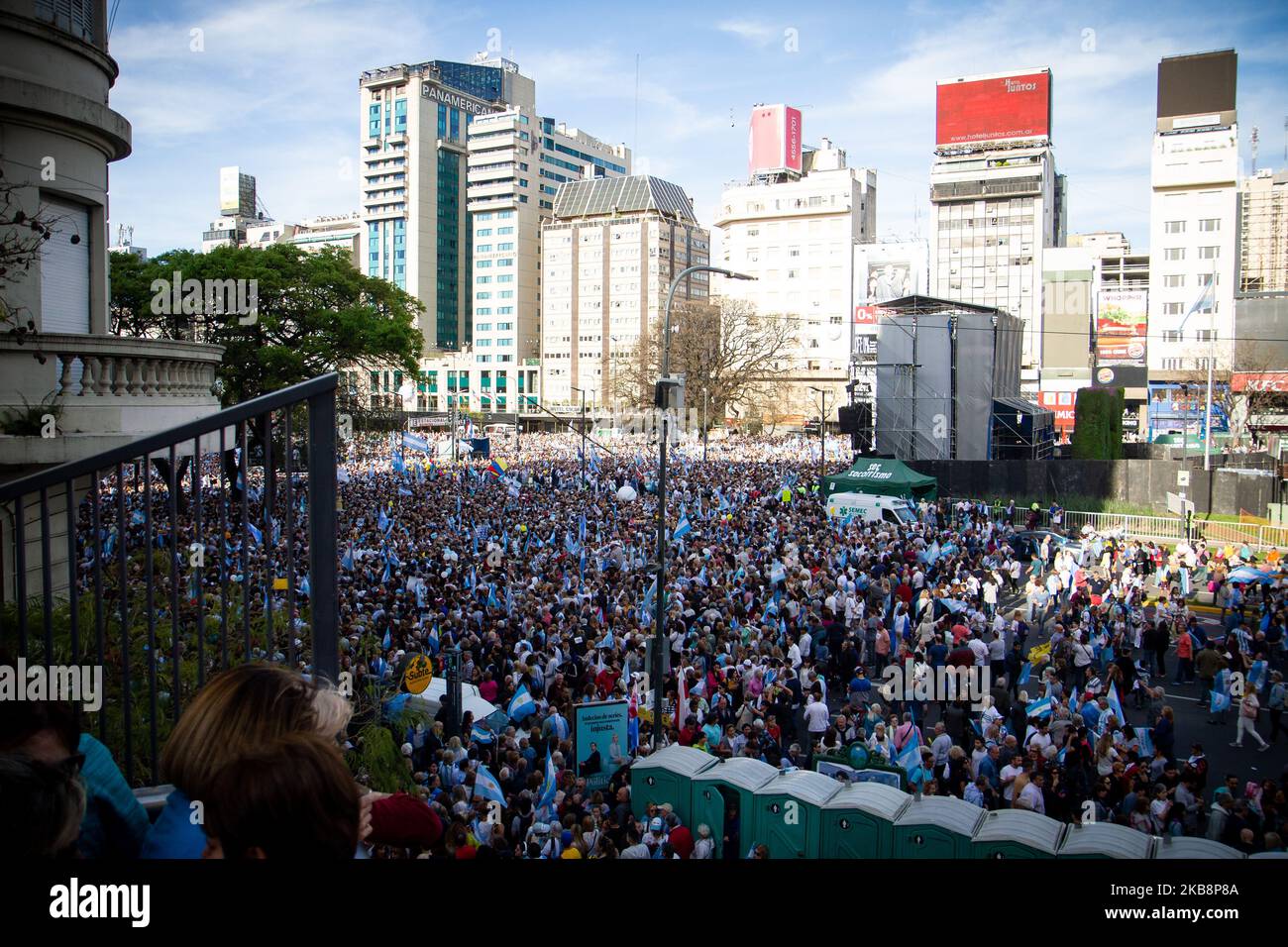Centinaia di sostenitori camminano per la chiamata di Mauricio Macri ad un evento chiamato 'la Marcha del Millon' sotto lo slogan 'si se Puede' come parte della campagna presidenziale di Juntos Por El Cambio all'Obelisco il 19 ottobre 2019 a Buenos Aires, Argentina. (Foto di Federico Rotter/NurPhoto) Foto Stock
