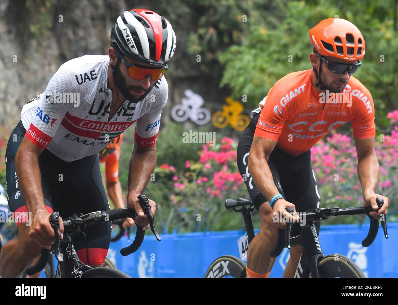 Fernando Gaviria (L) di Colombia e UAE-Team Emirates, e Jakub Mareczko (R) d'Italia e CCC Pro Team, visti al 300m del traguardo della quarta tappa, 161,4km° Nanning a Nongla, della 3rd° edizione del Cycling Tour de Guangxi 2019, . Domenica 20 ottobre 2019, a Nongla, Regione del Guangxi, Cina. (Foto di Artur Widak/NurPhoto) Foto Stock