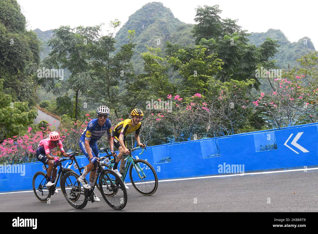 Enric Mas Nicolau (C) di Spagna e Deceuninck - Quick - Step porta avanti Antwan Tolhoek dei Paesi Bassi e del Team Jumbo - Visma (R) e Daniel Felipe Martinez Poveda (L) di Colombia ed EF Educazione prima, negli ultimi 300m della quarta tappa, 161,4km Nanning a Nongla tappa, Della 3rd edizione del Cycling Tour de Guangxi 2019, . Domenica 20 ottobre 2019, a Nongla, Regione del Guangxi, Cina. (Foto di Artur Widak/NurPhoto) Foto Stock