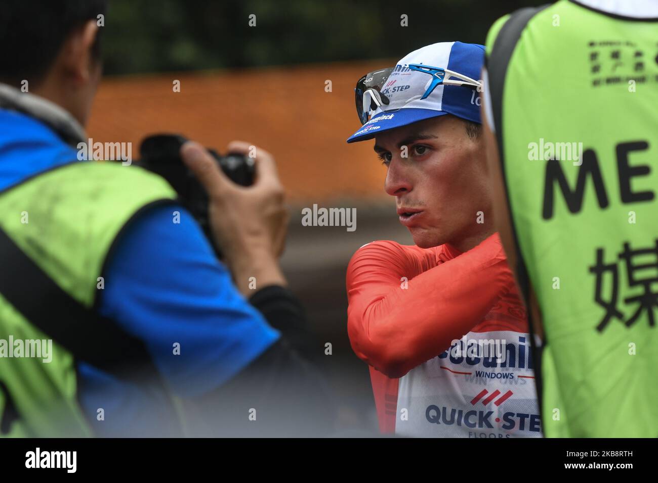 Enric Mas Nicolau di Spagna e Deceuninck - Quick - Step durante una sessione fotografica dopo la cerimonia di premiazione come vince la quarta tappa, 161,4km Nanning a Nongla tappa, e diventa un nuovo Race leader della 3rd edizione del Cycling Tour de Guangxi 2019, . Domenica 20 ottobre 2019, a Nongla, Regione del Guangxi, Cina. (Foto di Artur Widak/NurPhoto) Foto Stock