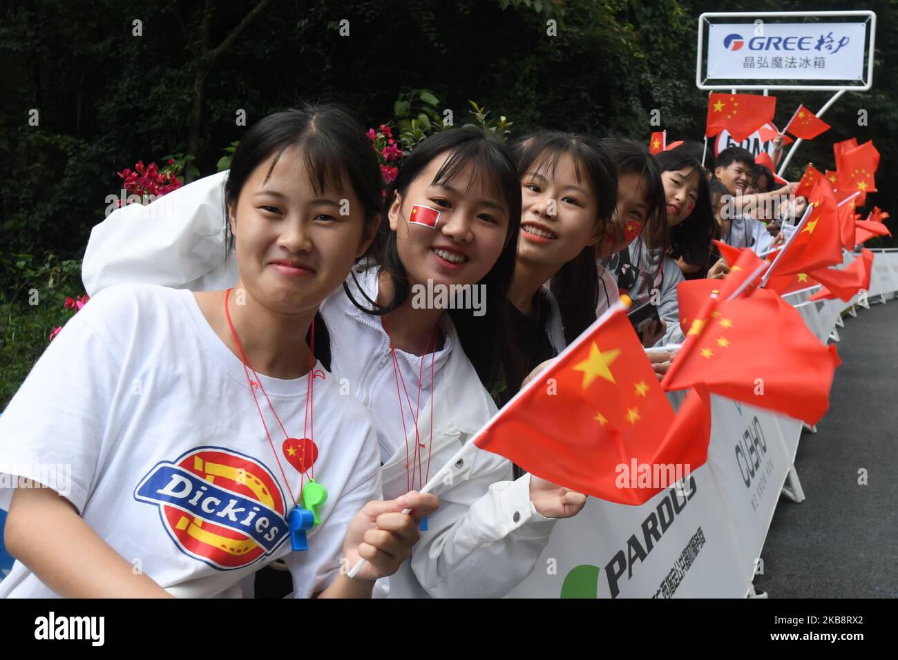 Un gruppo di abitanti del gruppo etnico di Zhuang visto vicino al traguardo della quarta tappa, Nanning to Nongla stage, dell'edizione 3rd del Cycling Tour de Guangxi 2019. Domenica 20 ottobre 2019, nella zona panoramica di Nongla, nella contea di Mashan, nella regione di Guangxi, Cina. (Foto di Artur Widak/NurPhoto) Foto Stock