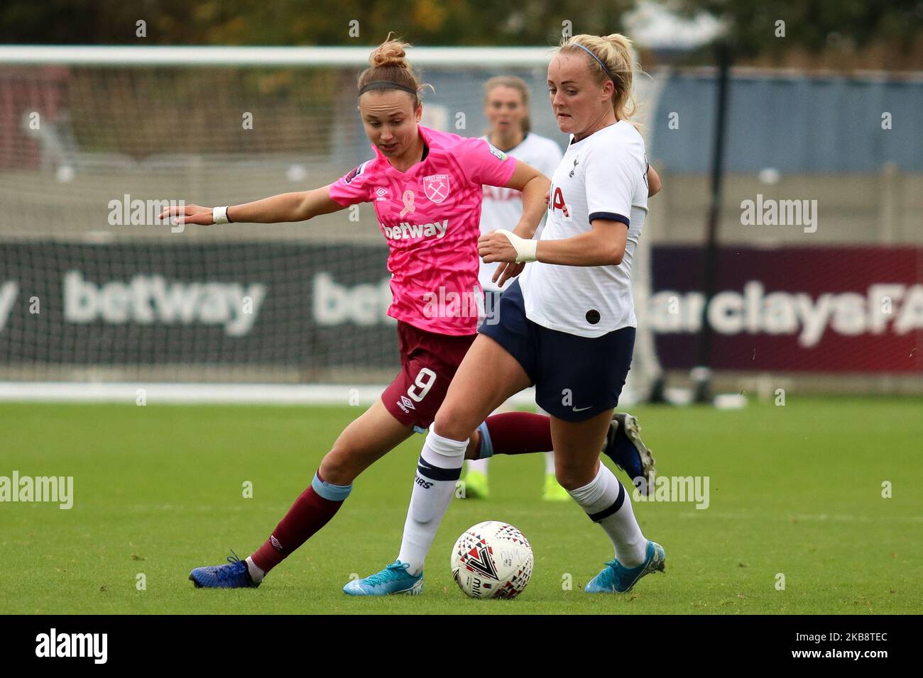 Un giocatore di Spurs che scherma la palla da Martha Thomas del West Ham United WFC durante la Continental Cup tra West Ham United Women e Tottenham Hotspur al Rush Green Stadium il 20 ottobre 2019 a Dagenham, Inghilterra (Photo by Action Foto Sport/NurPhoto) Foto Stock