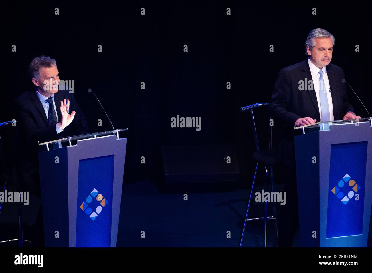 Candidato presidenziale per il partito ''Juntos por el Cambio'' Mauricio Macri e candidato presidenziale per il partito ''Frente de Todos'' Alberto Fernandez durante la loro partecipazione al dibattito ''Argentina Debate 2019'' a Buenos Aires, Argentina, Domenica, 20 ottobre 2019. (Foto di Manuel Cortina/NurPhoto) Foto Stock