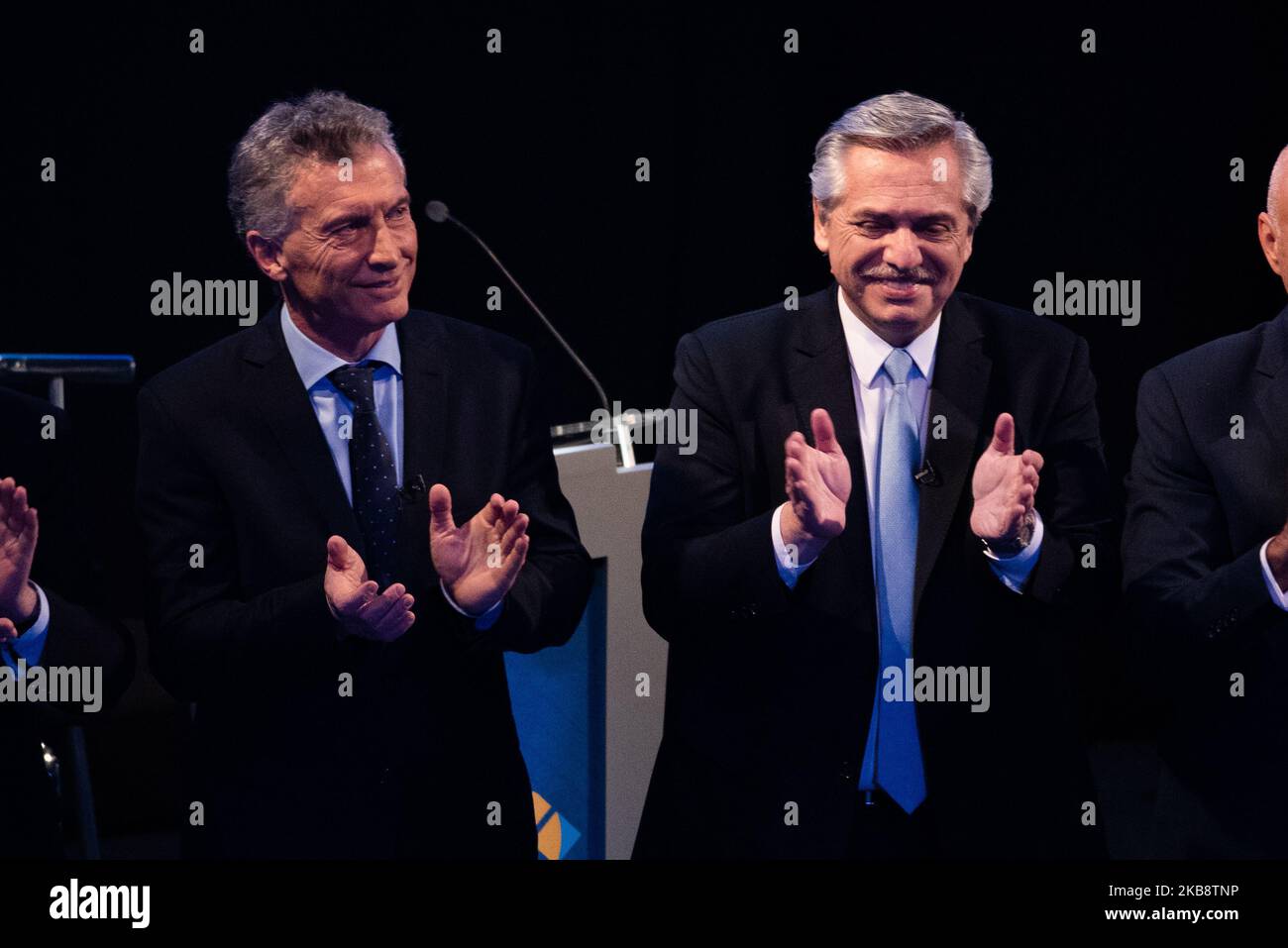 Candidato presidenziale per il partito ''Frente de Todos'' Alberto Fernandez e Mauricio Macri, candidato per ''Juntos por el Cambio'', durante la loro partecipazione al dibattito ''Argentina Debate 2019''' a Buenos Aires, Argentina, domenica 20 ottobre 2019. (Foto di Manuel Cortina/NurPhoto) Foto Stock