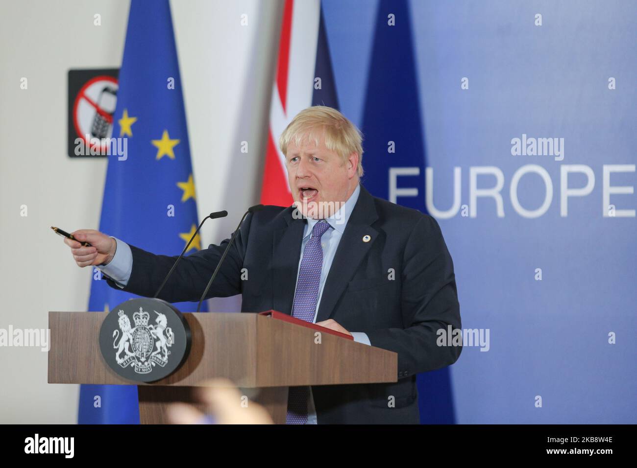 Boris Johnson, primo ministro del Regno Unito, interviene durante una conferenza stampa nell'edificio Justus Lipsius durante il vertice speciale del Consiglio europeo incontro dei leader dell'UE a Bruxelles, in Belgio, il 17 ottobre 2019. La riunione speciale del Consiglio europeo si concentra principalmente sull'articolo 50 e sull'uscita del Regno Unito dall'Unione europea, sulla Brexit, sulle relazioni con la Turchia dopo l'impegno militare in Siria, sull'allargamento dell'UE e sulle questioni ambientali. (Foto di Nicolas Economou/NurPhoto) Foto Stock