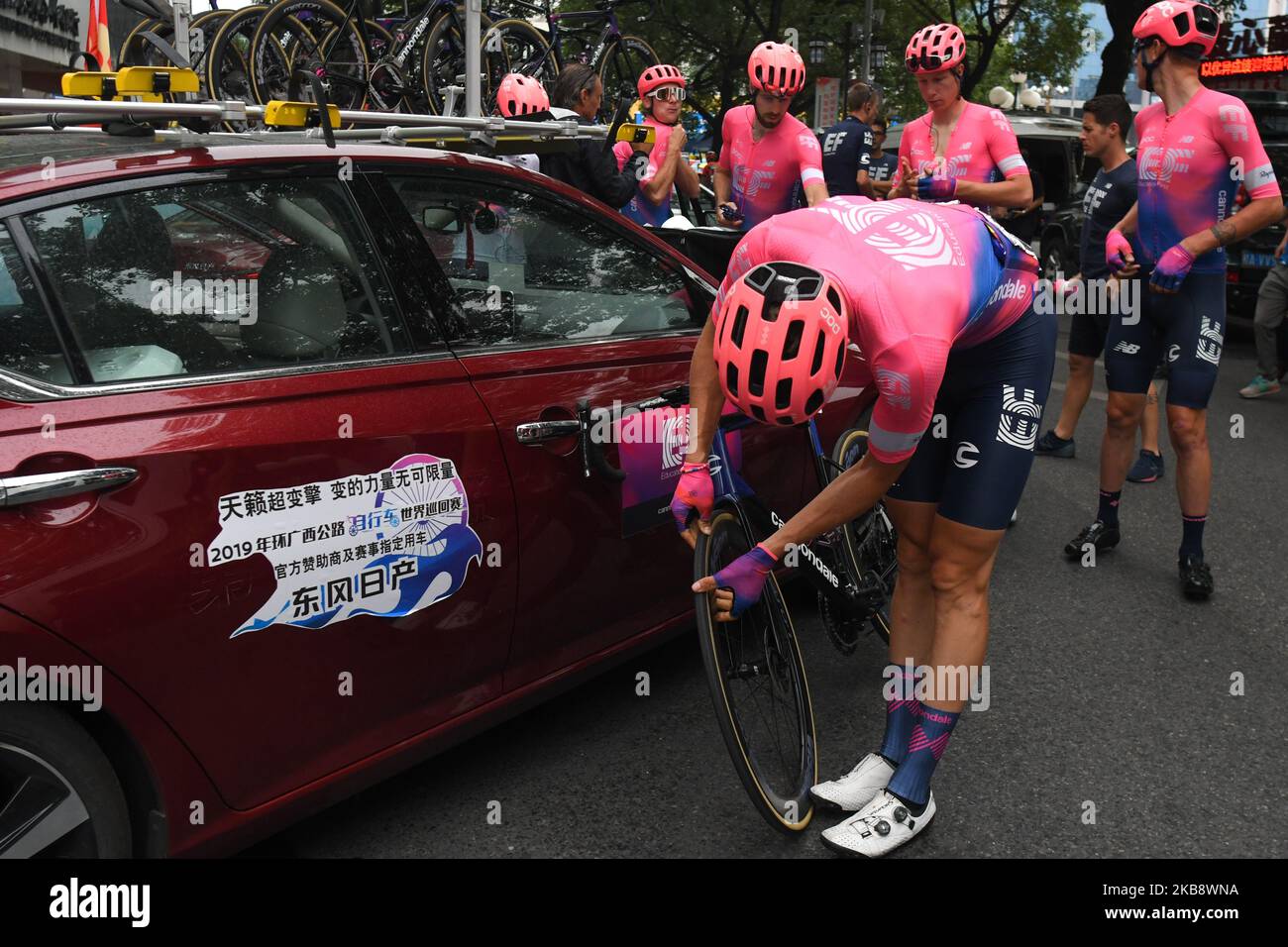 Sep Vanmarcke del Belgio ed EF Education controllano la sua moto prima dell'inizio della sei tappa, 168,3km Guilin Stage Race, della 3rd edizione del Cycling Tour de Guangxi 2019, . Martedì 22 ottobre 2019, a Guilin, nella regione di Guangxi, Cina. (Foto di Artur Widak/NurPhoto) Foto Stock