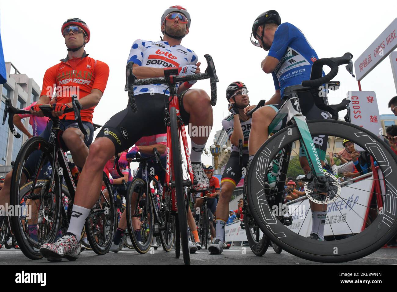 (L-R) Tomasz Marczynski (Polonia e Lotto Soudal Team), e Pascal Ackermann (Germania e Team Bora-Hansgohe), al via della sei tappa, 168,3km Guilin Stage Race, della 3rd edizione del Cycling Tour de Guangxi 2019, . Martedì 22 ottobre 2019, a Guilin, nella regione di Guangxi, Cina. (Foto di Artur Widak/NurPhoto) Foto Stock