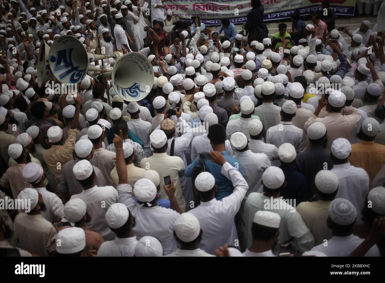 Gli attivisti musulmani si riuniscono di fronte alla Moschea Nazionale mentre prendono parte a una protesta a Dhaka, in Bangladesh, il 22 ottobre 2019. Due giorni dopo scontri mortali, quando la polizia ha sparato ai musulmani del Bangladesh, quattro persone sono morte e molti feriti. Circa 20000 musulmani hanno chiesto l'esecuzione di un giovane indù a Bhola per aver scritto messaggi su Facebook che presumibilmente diffamavano il profeta Mohammad la domenica. (Foto di Syed Mahamudur Rahman/NurPhoto) Foto Stock