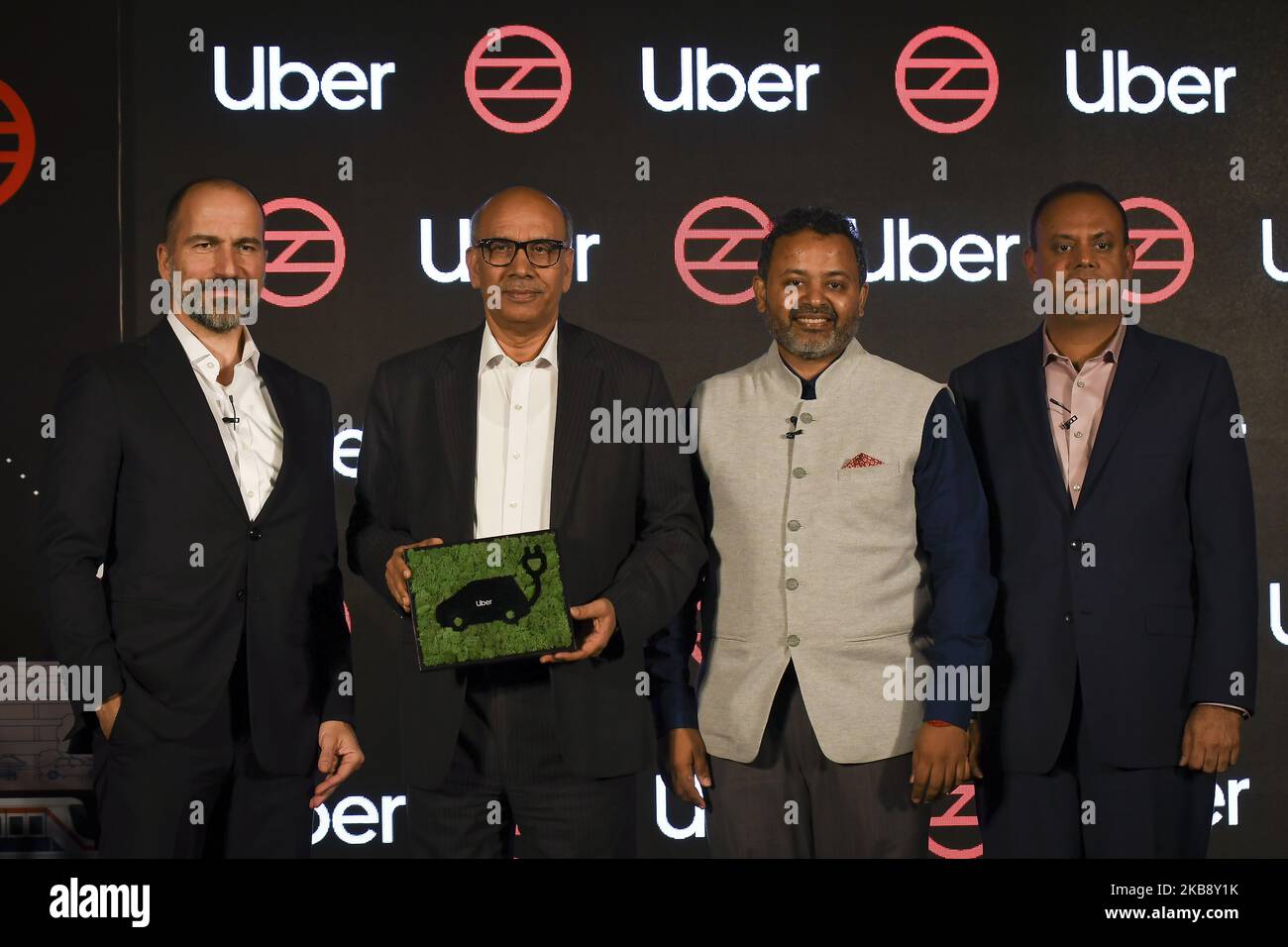 (L-R) Amministratore Delegato di Uber Dara Khosrowshahi, MD Delhi Metro Rail Corporation Dr Mangu Singh, Presidente di Uber India e Asia meridionale Pradeep Parameswaran e (spiegato) Chief Product Officer Manik Gupta in un evento a Nuova Delhi, India, il 22 ottobre 2019. (Foto di Indraneel Chowdhury/NurPhoto) Foto Stock