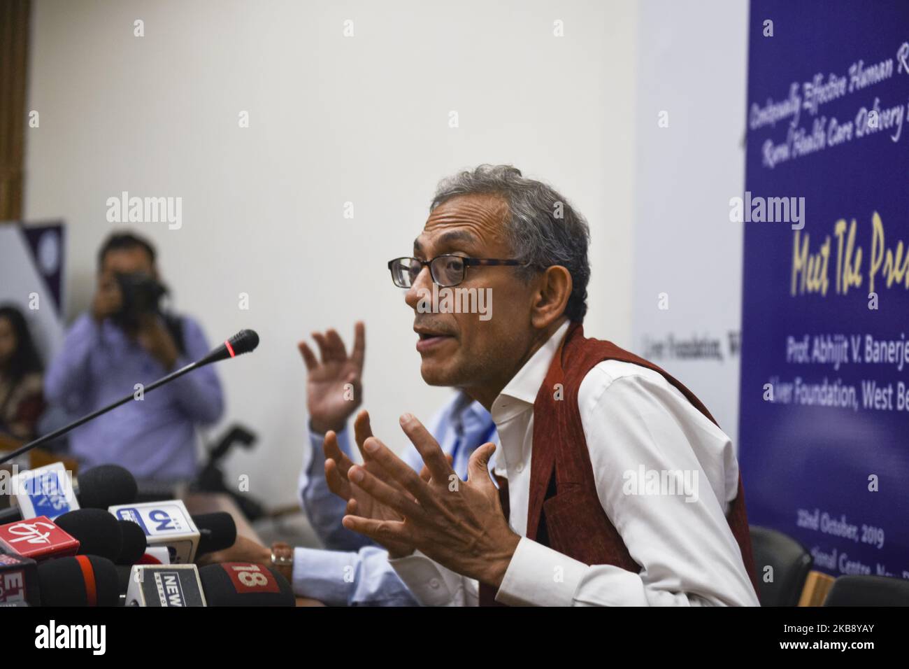 Abhijit Banerjee, uno dei tre vincitori del Premio Nobel per l'economia 2019, interviene nel corso di un evento a Nuova Delhi, India, il 22 ottobre 2019. (Foto di Indraneel Chowdhury/NurPhoto) Foto Stock