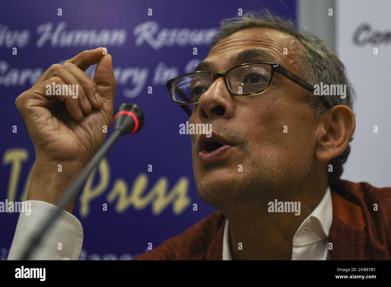 Abhijit Banerjee, uno dei tre vincitori del Premio Nobel per l'economia 2019, interviene nel corso di un evento a Nuova Delhi, India, il 22 ottobre 2019. (Foto di Indraneel Chowdhury/NurPhoto) Foto Stock