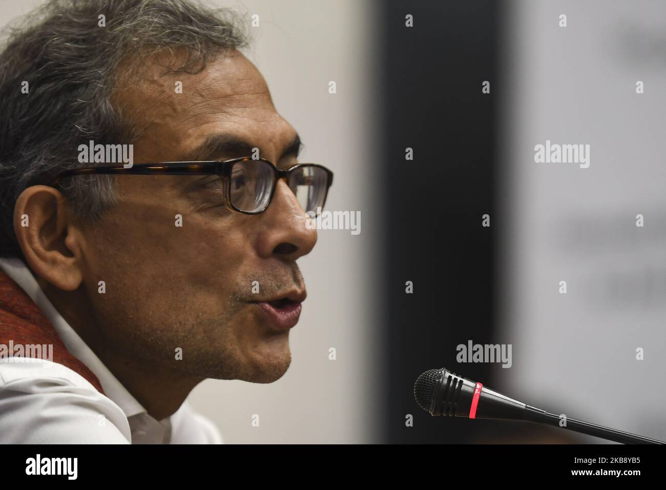 Abhijit Banerjee, uno dei tre vincitori del Premio Nobel per l'economia 2019, interviene nel corso di un evento a Nuova Delhi, India, il 22 ottobre 2019. (Foto di Indraneel Chowdhury/NurPhoto) Foto Stock