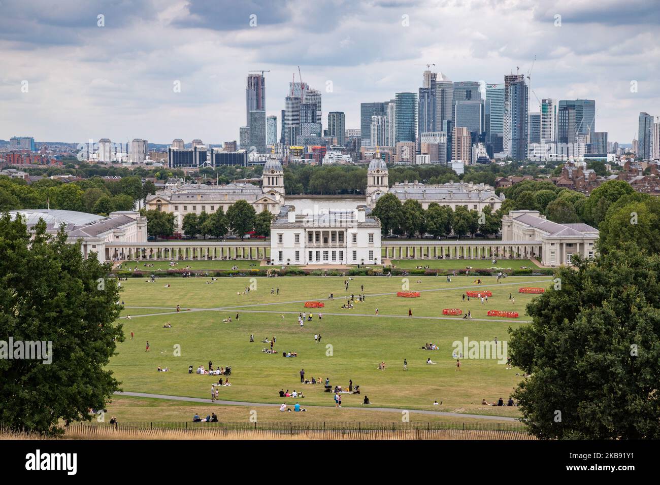 Canary Wharf come si vede in una vista panoramica nuvolosa epica, Maritime Museum, Old Royal Naval College e London Skyline da Greenwich Park durante il giorno a Londra, Inghilterra. Canary Wharf è un quartiere finanziario e finanziario centrale secondario di Londra, con molte banche situate lì, grattacielo e molte sono in costruzione con architettura moderna alta con edifici con facciata in vetro. (Foto di Nicolas Economou/NurPhoto) Foto Stock