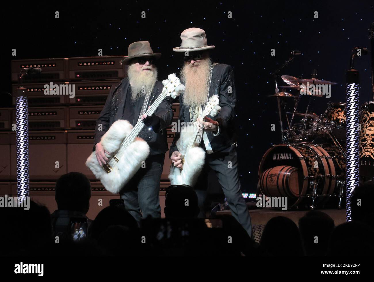 Dusty Hill (a sinistra) e Billy Gibbons della band ZZ Top si esibiscono in concerto suonando le iconiche chitarre bianche a pelo spinning presso il King Center for the Performing Arts il 22 ottobre 2019 a Melbourne, Florida. (Foto di Paul Hennessy/NurPhoto) Foto Stock