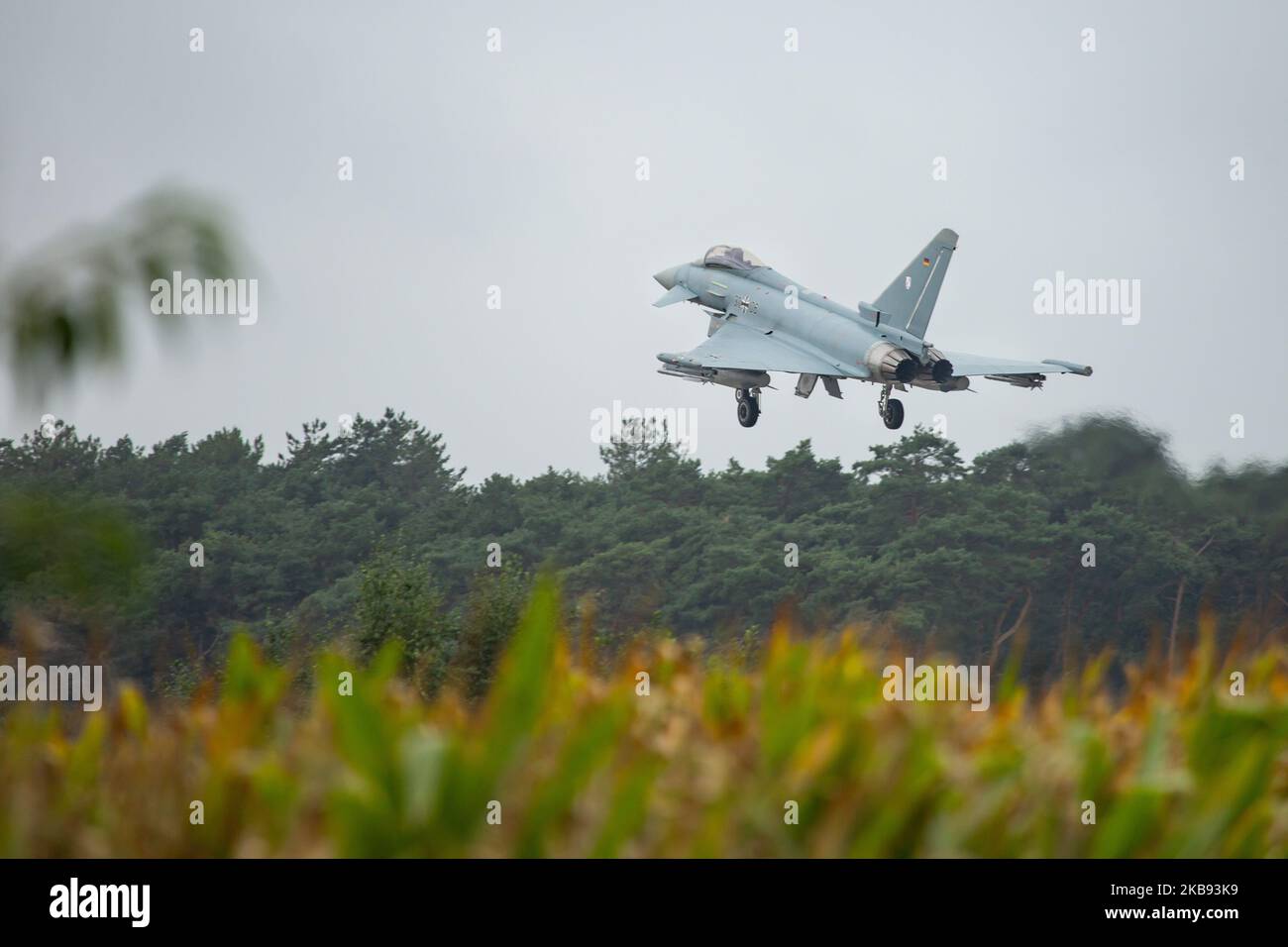 Eurofighter EF-2000 Typhoon dell'Aeronautica tedesca Luftwaffe con registrazione 31+06 ( 3106 ) Come si vede volare in arrivo e atterrare alla base aerea militare Kleine Brogel EBBL aeroporto in Belgio prima del Salone aereo internazionale di Sanicole Airfield Vliegveld a Hechtel - Eksel / Leopoldsburg / Beverlo Airfield EBLE un ex campo militare belga. L'aereo sarà in mostra statica e dimostrazione di volo al salone aereo. Kleine Brogel, Belgio - 13 settembre 2019 (Foto di Nicolas Economou/NurPhoto) Foto Stock