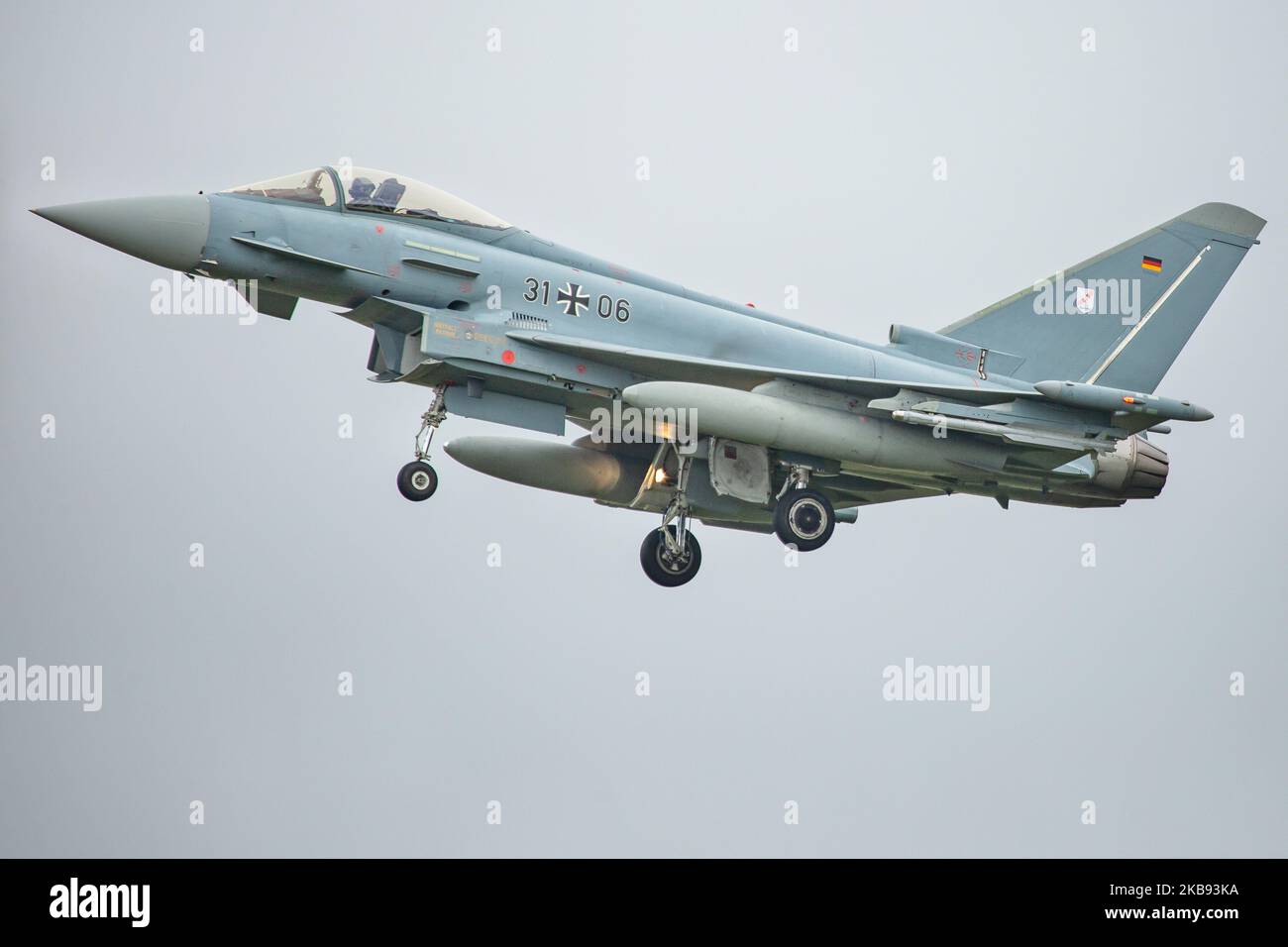 Eurofighter EF-2000 Typhoon dell'Aeronautica tedesca Luftwaffe con registrazione 31+06 ( 3106 ) Come si vede volare in arrivo e atterrare alla base aerea militare Kleine Brogel EBBL aeroporto in Belgio prima del Salone aereo internazionale di Sanicole Airfield Vliegveld a Hechtel - Eksel / Leopoldsburg / Beverlo Airfield EBLE un ex campo militare belga. L'aereo sarà in mostra statica e dimostrazione di volo al salone aereo. Kleine Brogel, Belgio - 13 settembre 2019 (Foto di Nicolas Economou/NurPhoto) Foto Stock