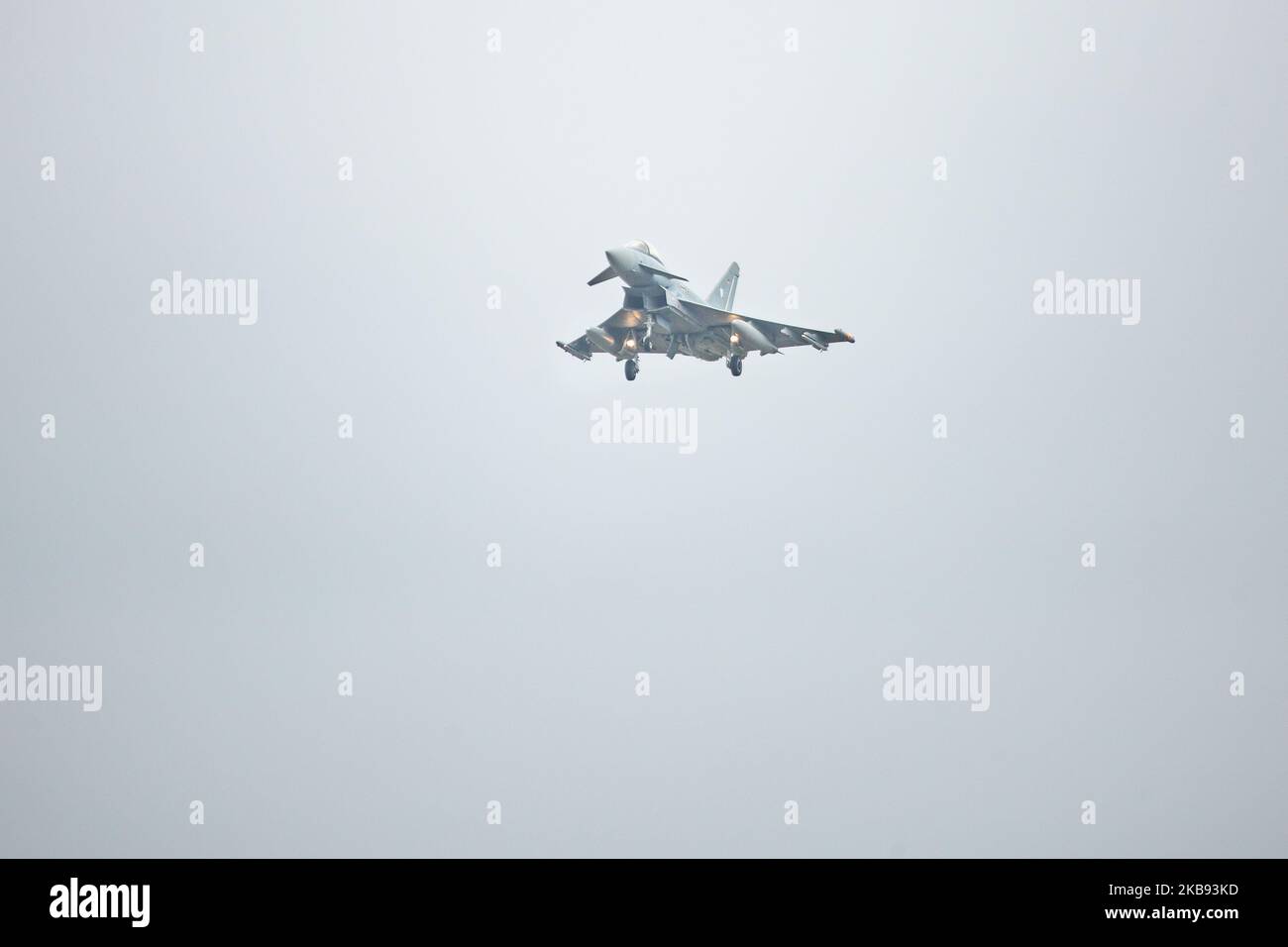 Eurofighter EF-2000 Typhoon dell'Aeronautica tedesca Luftwaffe con registrazione 31+06 ( 3106 ) Come si vede volare in arrivo e atterrare alla base aerea militare Kleine Brogel EBBL aeroporto in Belgio prima del Salone aereo internazionale di Sanicole Airfield Vliegveld a Hechtel - Eksel / Leopoldsburg / Beverlo Airfield EBLE un ex campo militare belga. L'aereo sarà in mostra statica e dimostrazione di volo al salone aereo. Kleine Brogel, Belgio - 13 settembre 2019 (Foto di Nicolas Economou/NurPhoto) Foto Stock