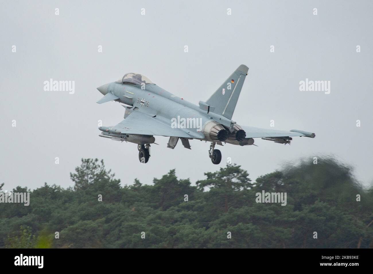 Eurofighter EF-2000 Typhoon dell'Aeronautica tedesca Luftwaffe con registrazione 31+06 ( 3106 ) Come si vede volare in arrivo e atterrare alla base aerea militare Kleine Brogel EBBL aeroporto in Belgio prima del Salone aereo internazionale di Sanicole Airfield Vliegveld a Hechtel - Eksel / Leopoldsburg / Beverlo Airfield EBLE un ex campo militare belga. L'aereo sarà in mostra statica e dimostrazione di volo al salone aereo. Kleine Brogel, Belgio - 13 settembre 2019 (Foto di Nicolas Economou/NurPhoto) Foto Stock