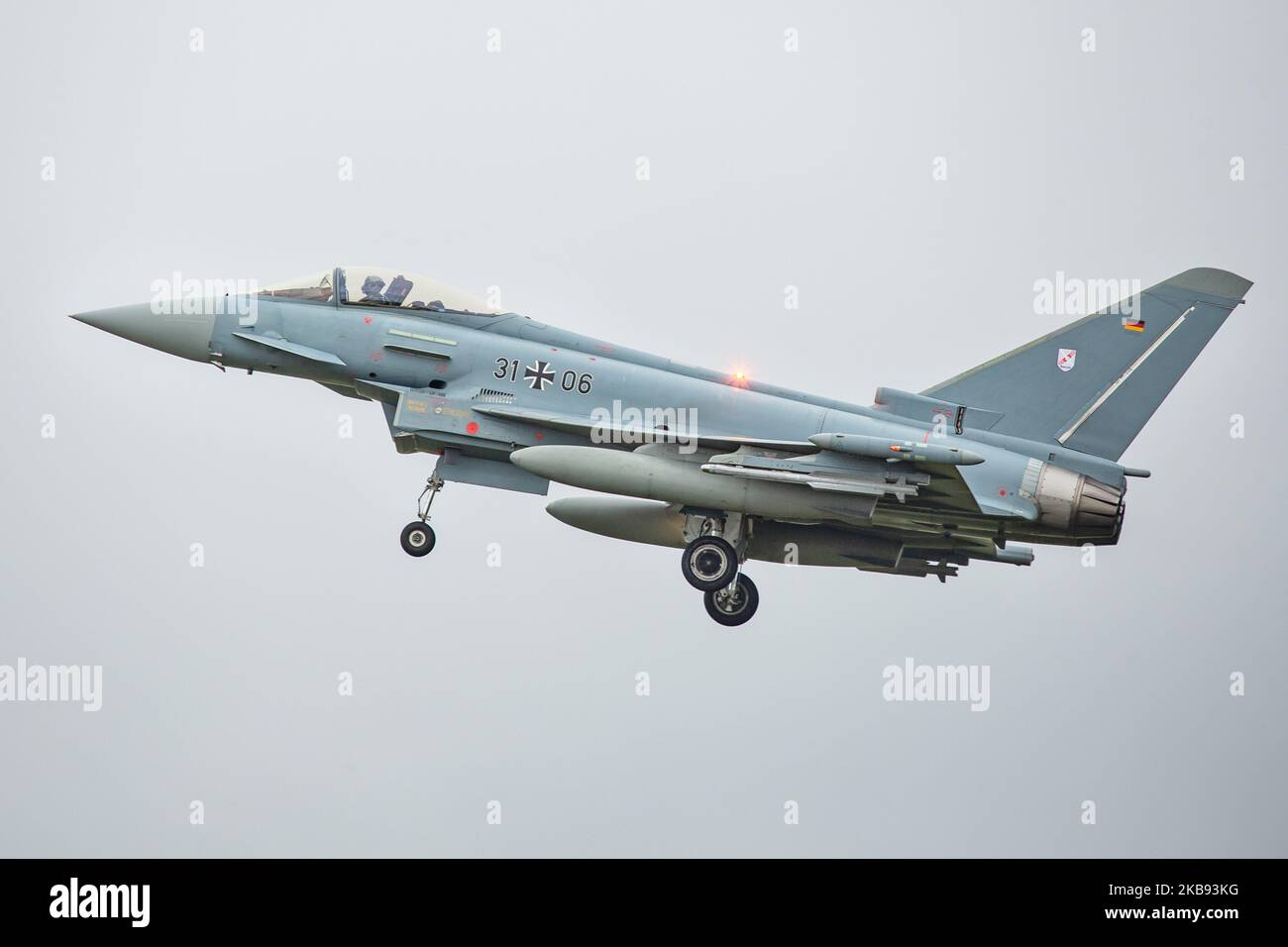 Eurofighter EF-2000 Typhoon dell'Aeronautica tedesca Luftwaffe con registrazione 31+06 ( 3106 ) Come si vede volare in arrivo e atterrare alla base aerea militare Kleine Brogel EBBL aeroporto in Belgio prima del Salone aereo internazionale di Sanicole Airfield Vliegveld a Hechtel - Eksel / Leopoldsburg / Beverlo Airfield EBLE un ex campo militare belga. L'aereo sarà in mostra statica e dimostrazione di volo al salone aereo. Kleine Brogel, Belgio - 13 settembre 2019 (Foto di Nicolas Economou/NurPhoto) Foto Stock