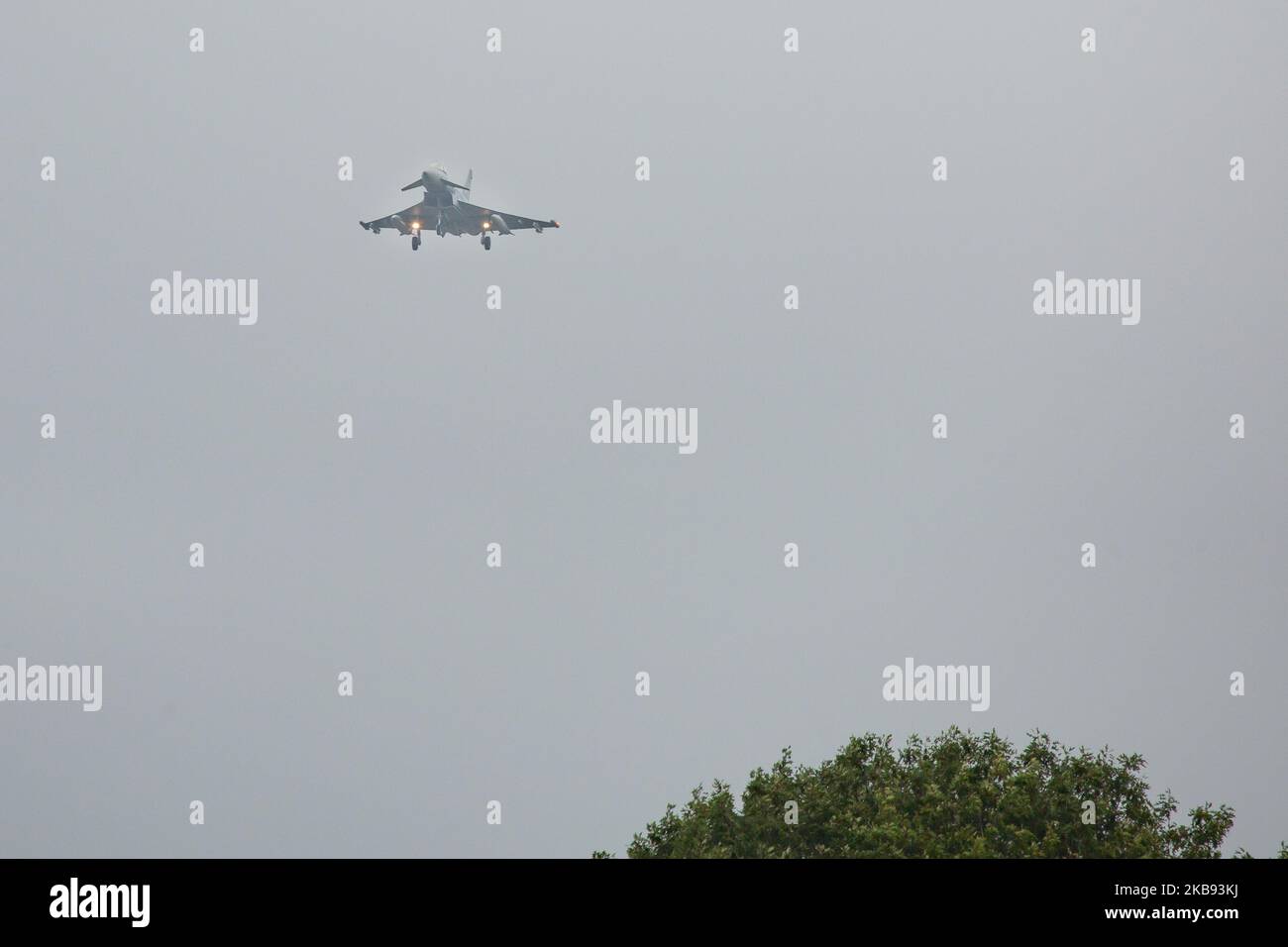 Eurofighter EF-2000 Typhoon dell'Aeronautica tedesca Luftwaffe con registrazione 31+06 ( 3106 ) Come si vede volare in arrivo e atterrare alla base aerea militare Kleine Brogel EBBL aeroporto in Belgio prima del Salone aereo internazionale di Sanicole Airfield Vliegveld a Hechtel - Eksel / Leopoldsburg / Beverlo Airfield EBLE un ex campo militare belga. L'aereo sarà in mostra statica e dimostrazione di volo al salone aereo. Kleine Brogel, Belgio - 13 settembre 2019 (Foto di Nicolas Economou/NurPhoto) Foto Stock