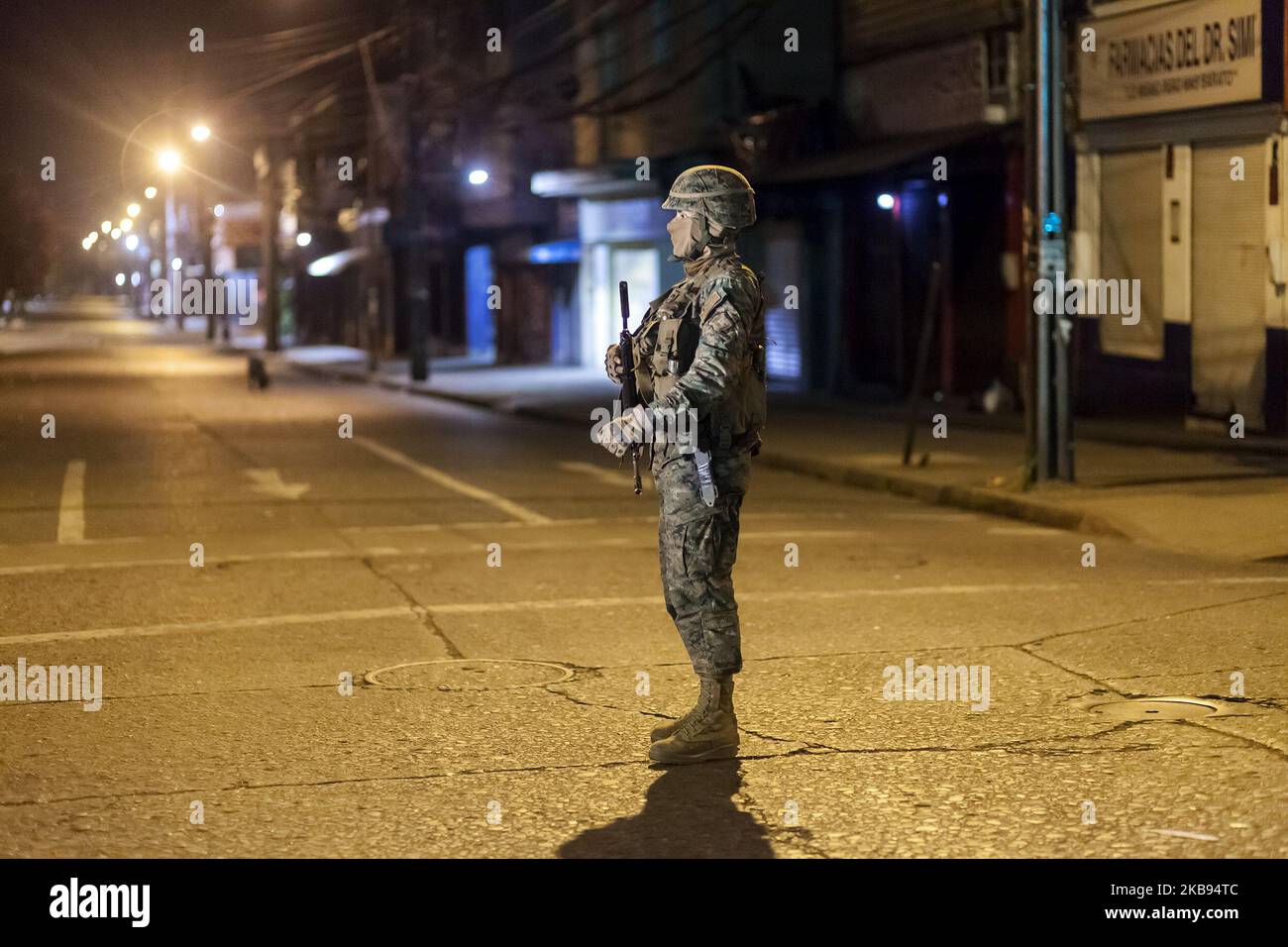 Osorno, Cile, 24 ottobre 2019. Continuano le manifestazioni e la repressione. Nonostante lo stato di eccezione e il coprifuoco imposto dal governo di Sebastián Piñera. Per molti, l'esercito sta applicando una delle strategie della cosiddetta dottrina di Fort Bragg per avvicinarsi ai manifestanti ed essere amichevole come i Marines hanno fatto nella guerra in Iraq. Questo fenomeno si è verificato in diverse città del Cile, alcuni manifestanti hanno giocato con l'esercito con una palla, abbracciato e ha preso selfie. Durante il coprifuoco, la repressione guidata dalle forze di polizia, la PDI (polizia investigativa) e i militari continuarono a Osorno, Chil Foto Stock