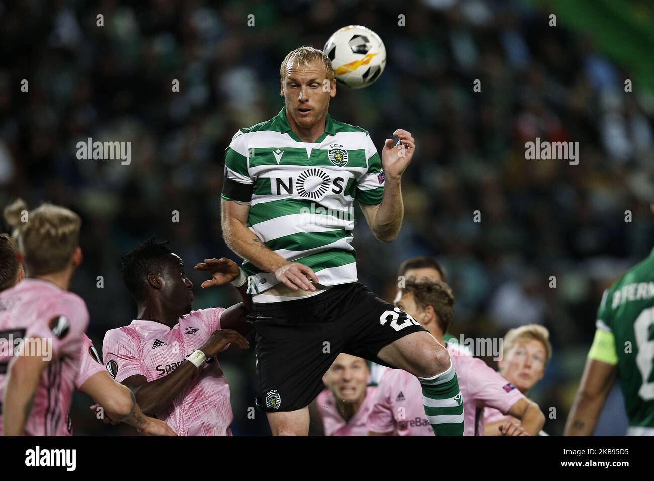 Jeremy Mathieu di Sporting in azione durante la partita di calcio della UEFA Europa League tra Sporting CP vs Rosenborg BK, a Lisbona, il 24 ottobre 2019. (Foto di Carlos Palma/NurPhoto) Foto Stock