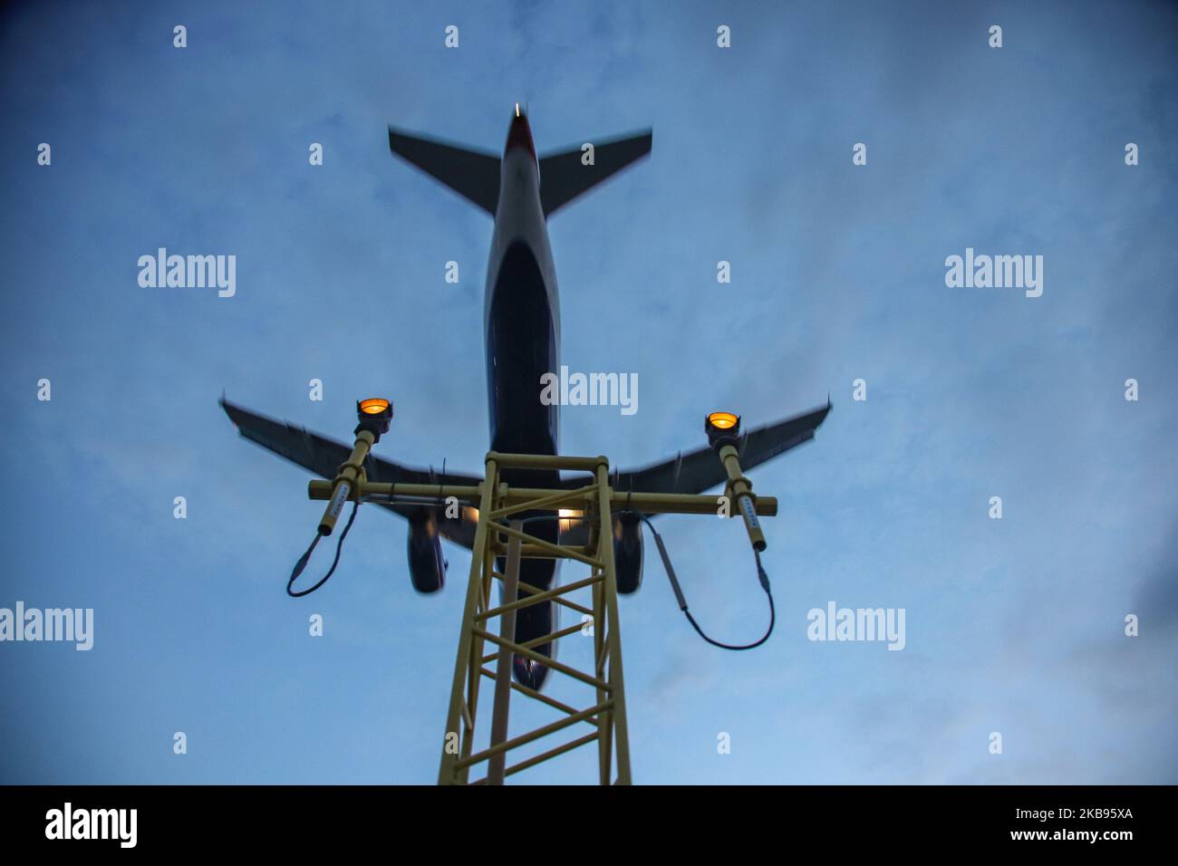 Silhouette di aeroplano durante l'atterraggio finale, durante il tramonto, il crepuscolo e l'ora magica presso la capitale britannica, London Heathrow International Airport EGLL LHR in Inghilterra, Regno Unito. Gli aeromobili Boeing e Airbus atterrano sulla pista settentrionale sopra le antenne degli strumenti di radionavigazione. (Foto di Nicolas Economou/NurPhoto) Foto Stock