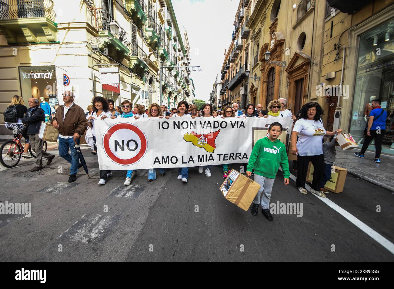 A Palermo circa 200 persone, tra cui studenti, insegnanti, associazioni di volontariato, sindacati, I centri sociali e il movimento delle valigie di cartone di Padre Antonio Garau hanno dimostrato nelle strade della città, per il diritto di vivere e lavorare nella propria terra. Palermo, 25 ottobre 2019. (Foto di Francesco Militello Mirto/NurPhoto) Foto Stock