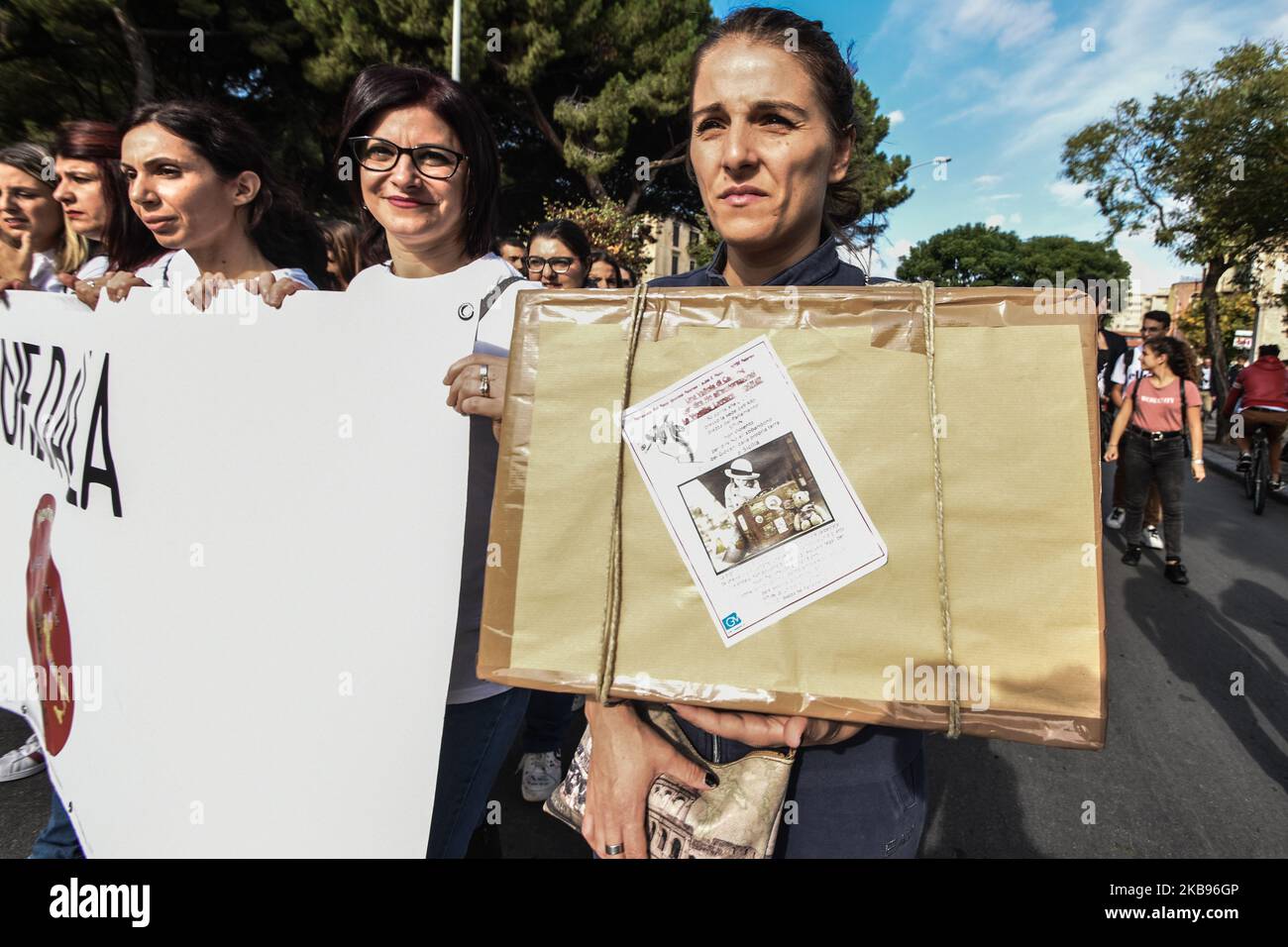 A Palermo circa 200 persone, tra cui studenti, insegnanti, associazioni di volontariato, sindacati, I centri sociali e il movimento delle valigie di cartone di Padre Antonio Garau hanno dimostrato nelle strade della città, per il diritto di vivere e lavorare nella propria terra. Palermo, 25 ottobre 2019. (Foto di Francesco Militello Mirto/NurPhoto) Foto Stock