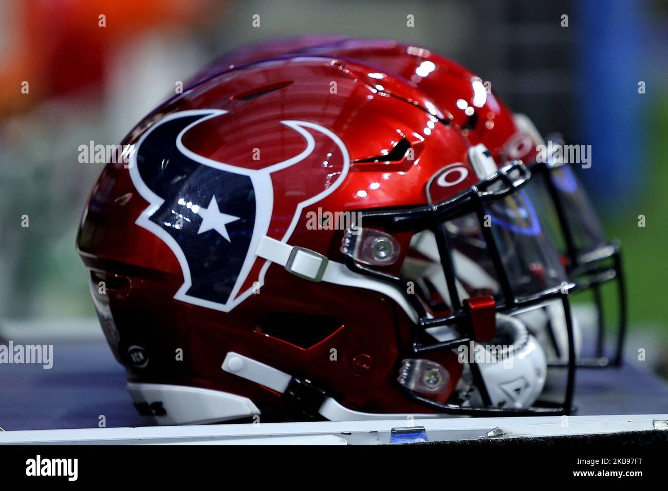 Houston, Texas, Stati Uniti. 3rd Nov 2022. Un dettaglio di caschi Houston Texans Battle Red poggiati su carrelli prima del gioco tra gli Houston Texans e le Philadelphia Eagles al NRG Stadium di Houston, Texas, il 3 novembre 2022. (Credit Image: © Erik Williams/ZUMA Press Wire) Foto Stock