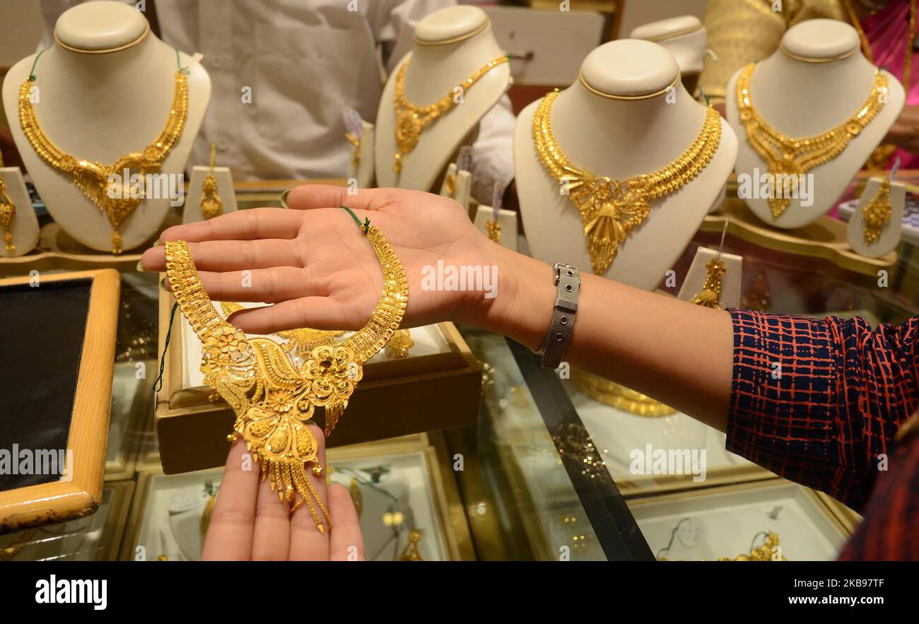 Donne indiane che acquistano gioielli d'oro in un negozio durante il festival Diwali chiamato Dhanteras a Kolkata , India Venerdì , 25th ottobre , 2019. In occasione di Dhanteras, si ritiene propizio acquistare metalli come l'oro e l'argento, e che così porterà prosperità e buona fortuna per l'intera famiglia e le loro imprese commerciali. (Foto di Sonali Pal Chaudhury/NurPhoto) Foto Stock