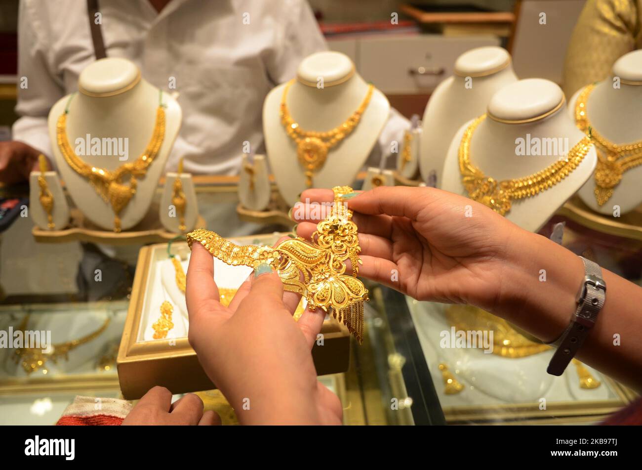 Donne indiane che acquistano gioielli d'oro in un negozio durante il festival Diwali chiamato Dhanteras a Kolkata , India Venerdì , 25th ottobre , 2019. In occasione di Dhanteras, si ritiene propizio acquistare metalli come l'oro e l'argento, e che così porterà prosperità e buona fortuna per l'intera famiglia e le loro imprese commerciali. (Foto di Sonali Pal Chaudhury/NurPhoto) Foto Stock