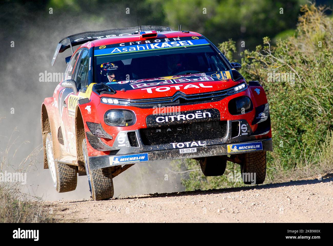 Il pilota francese Sbastien Ogier e il suo co-pilota Julien Ingrassia della Citroen Total WRT, saltando con la sua Citroen C3 WRC alle SS2 Horta-Bot durante la prima giornata del Rally RACC Catalunya Costa Daurada, il 25 ottobre 2019 a Salou, Spagna. (Foto di Joan Cros/NurPhoto) Foto Stock