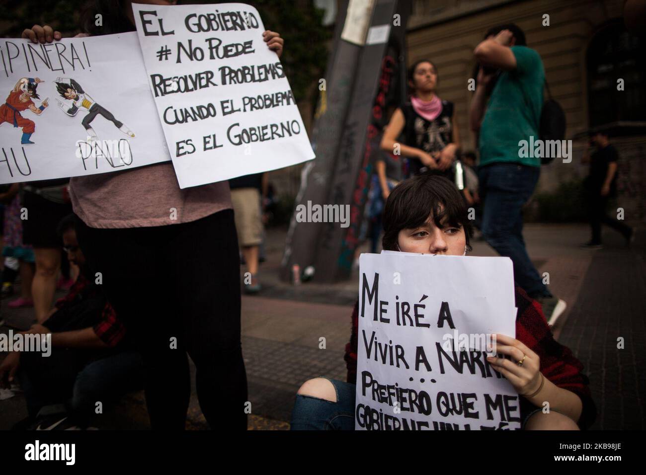 Una ragazza riposa nelle strade vicino a Plaza Italia a Santiago, il 25 ottobre 2019, a Santiago, Cile, Durante l'ottavo giorno di proteste contro il governo del presidente Sebastian Pinera. Il presidente Sebastian Pinera ha annunciato misure per migliorare la disuguaglianza sociale, tuttavia i sindacati hanno chiesto uno sciopero a livello nazionale e le dimostrazioni massicce continuano quando il numero delle vittime raggiunge i 18. Tra le richieste che hanno suscitato le proteste vi sono: Assistenza sanitaria, sistema pensionistico, privatizzazione dell'acqua, trasporti pubblici, istruzione, mobilità sociale e corruzione. (Foto di Javier Barrera/NurPhoto) Foto Stock