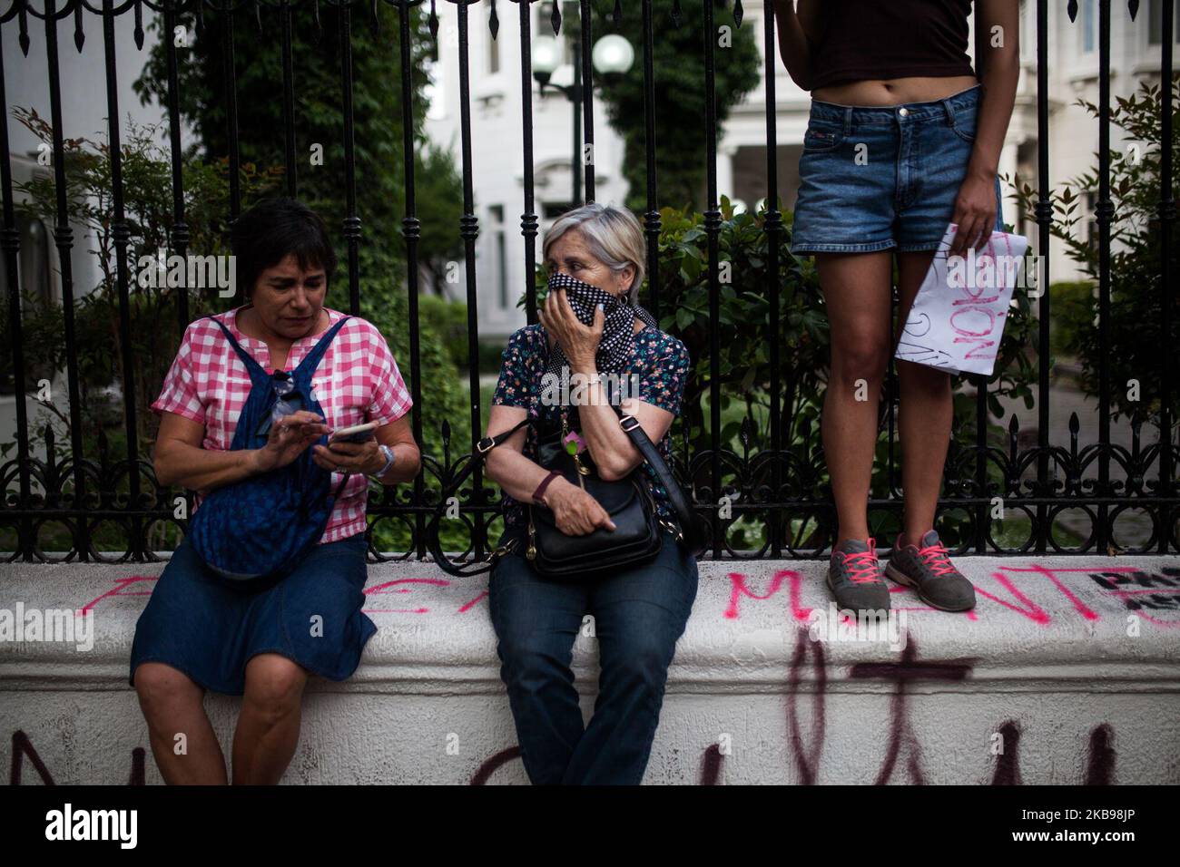 La gente riposa vicino a Plaza Italia, Santiago, il 25 ottobre 2019, a Santiago, Cile, durante l'ottavo giorno di proteste contro il governo del presidente Sebastian Pinera. Il presidente Sebastian Pinera ha annunciato misure per migliorare la disuguaglianza sociale, tuttavia i sindacati hanno chiesto uno sciopero a livello nazionale e le dimostrazioni massicce continuano quando il numero delle vittime raggiunge i 18. Tra le richieste che hanno suscitato le proteste vi sono: Assistenza sanitaria, sistema pensionistico, privatizzazione dell'acqua, trasporti pubblici, istruzione, mobilità sociale e corruzione. (Foto di Javier Barrera/NurPhoto) Foto Stock