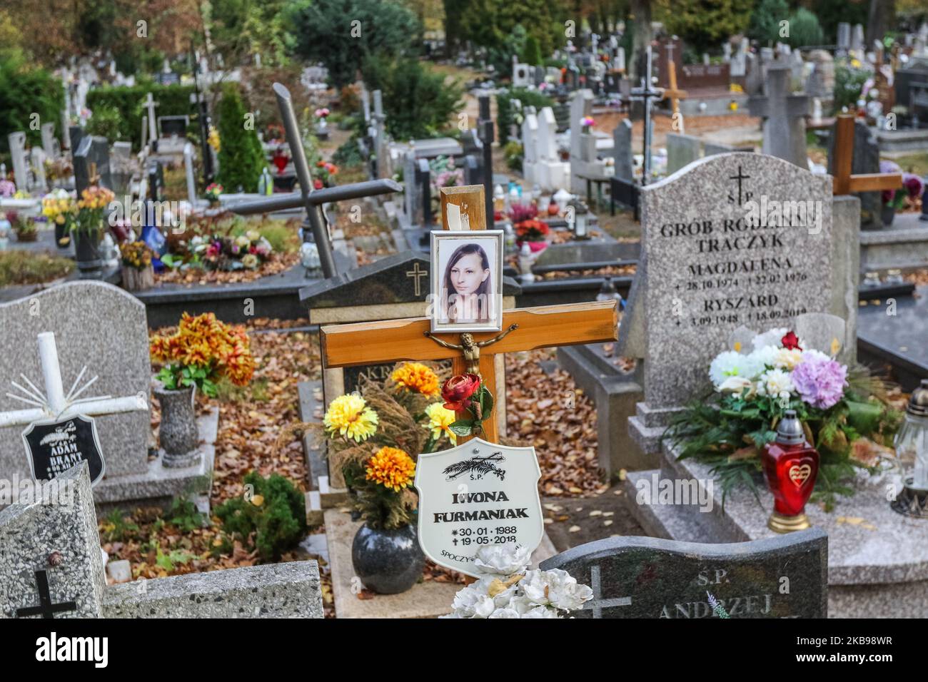 Quando Si Va Al Cimitero 1 O 2 Novembre Tombe con croci cattoliche decorate con fiori e candele al cimitero di