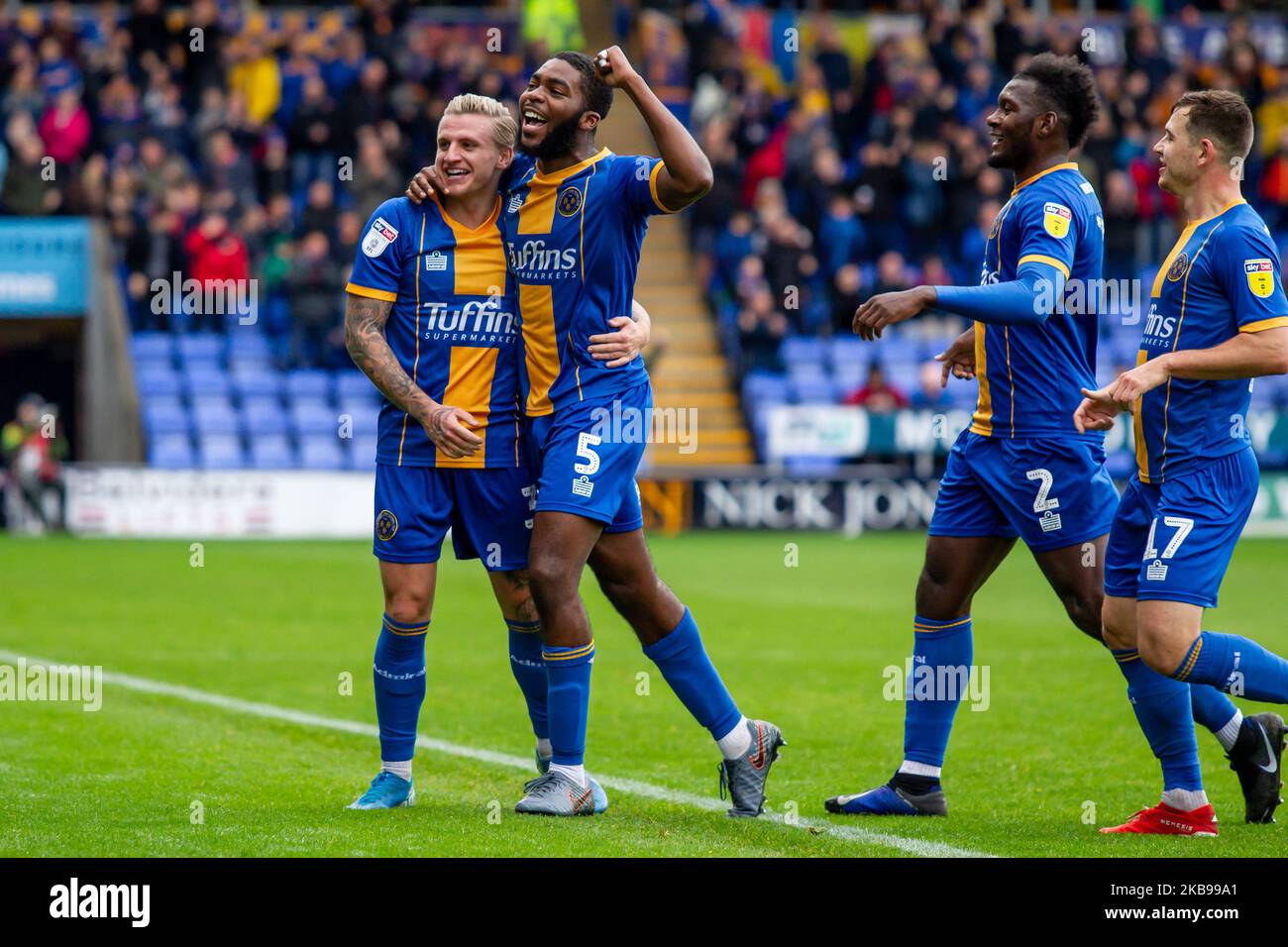 Jason Cummings di Shrewsbury Town festeggia con Ro-Shaun Williams di Shrewsbury Town Aaron Pierre di Shrewsbury Town e Donald Love dopo aver segnato l'obiettivo di apertura durante la città di Shrewsbury e Sunderland a Montgomery Meadow, Shrewsbury sabato 26th ottobre 2019. (Foto di Alan Hayward/MI News/NurPhoto) Foto Stock