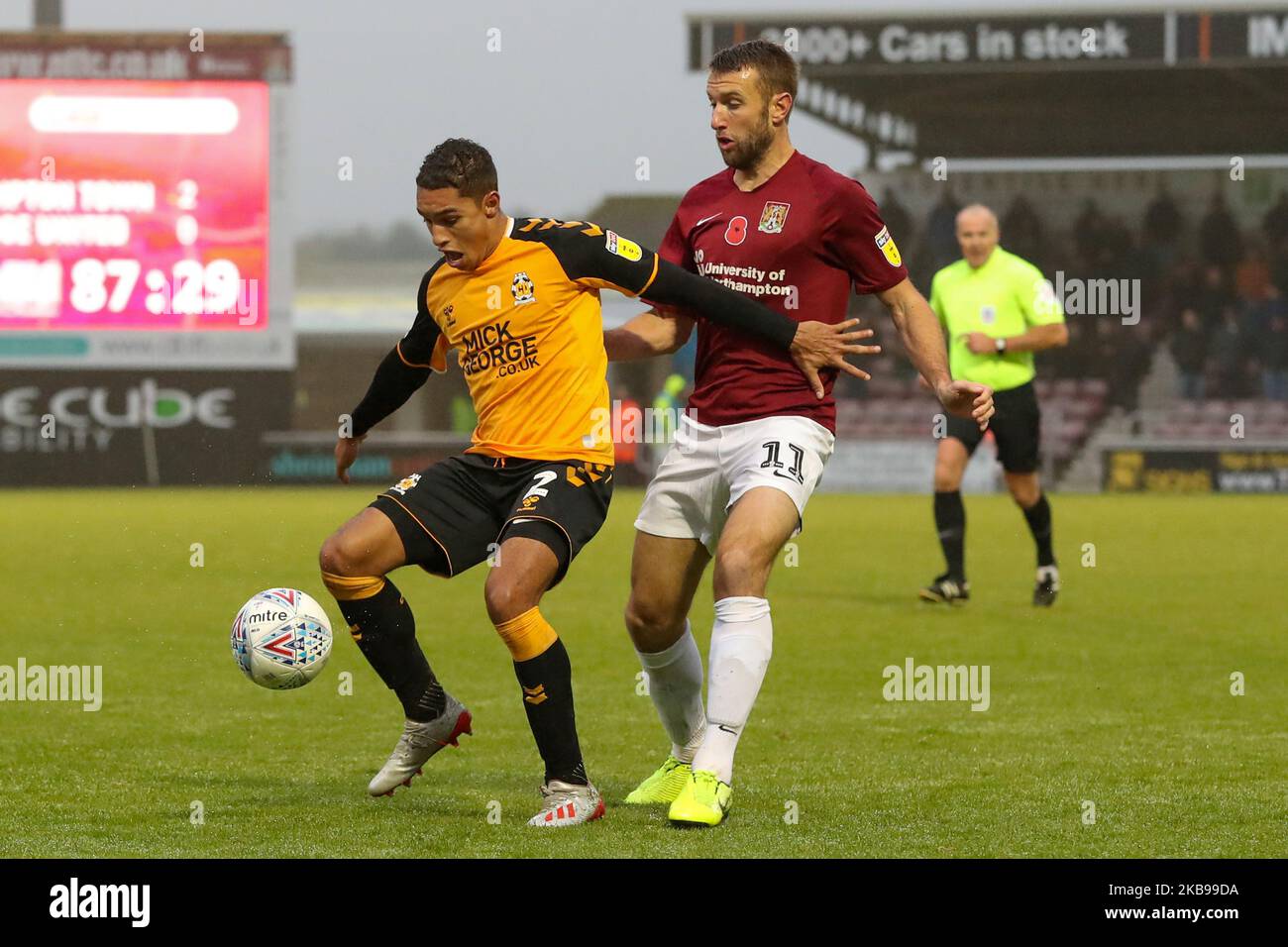 Kyle Knyle Knyle di Cambridge United viene sfidato da Andy Williams di Northampton Town durante la seconda metà della partita della Sky Bet League 2 tra Northampton Town e Cambridge United presso il PTS Academy Stadium di Northampton, sabato 26th ottobre 2019. (Foto di John Cripps/MI News/NurPhoto) Foto Stock