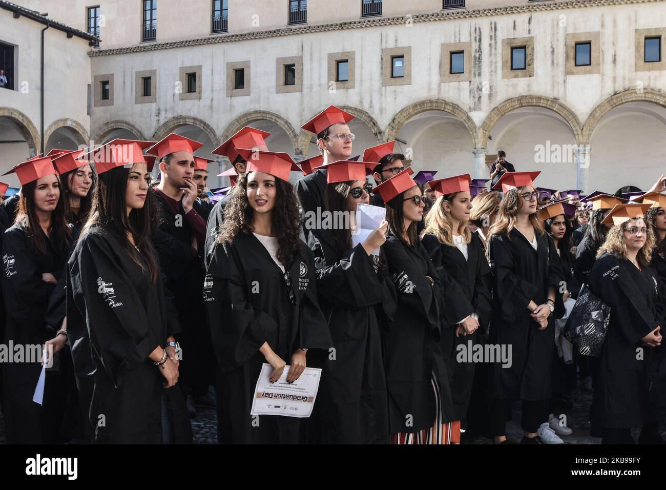 Per le strade di Palermo, 550 laureati della sessione autunnale hanno marciato. La cerimonia di laurea si è conclusa con il tradizionale 'lancio del tocco', che si è svolto nel complesso monumentale di Sant'Antonino. La processione è stata aperta dal Rettore dell'Università di Palermo Fabrizio Micari, dal Direttore Generale Antonio Romeo e dalle autorità accademiche. Palermo, 26 ottobre 2019. (Foto di Francesco Militello Mirto/NurPhoto) Foto Stock