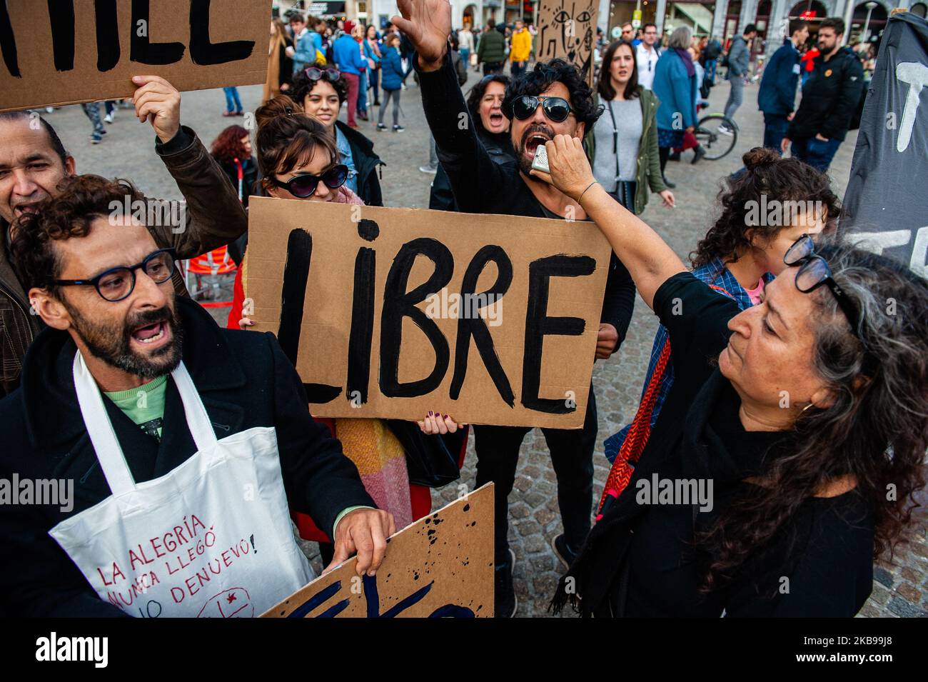 Ottobre 26th, Amsterdam. La comunità cilena che vive nei Paesi Bassi continua a dimostrare la propria insoddisfazione per la situazione attuale in Cile e a chiedere le dimissioni di Sebastián Piñera, presidente cileno dal 2018. Le persone indossavano abiti neri a sostegno delle vittime durante le manifestazioni in Cile. (Foto di Romy Arroyo Fernandez/NurPhoto) Foto Stock