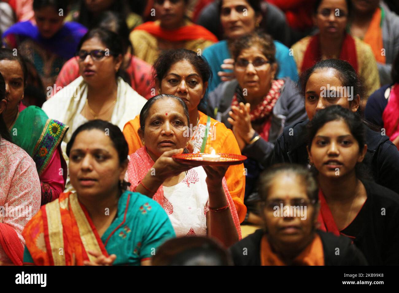 Centinaia di devoti indù eseguono preghiere al BAPS Shri Swaminarayan Mandir in occasione di Sharad Purnima il 13 ottobre 2019 a Toronto, Ontario, Canada. (Foto di Creative Touch Imaging Ltd./NurPhoto) Foto Stock