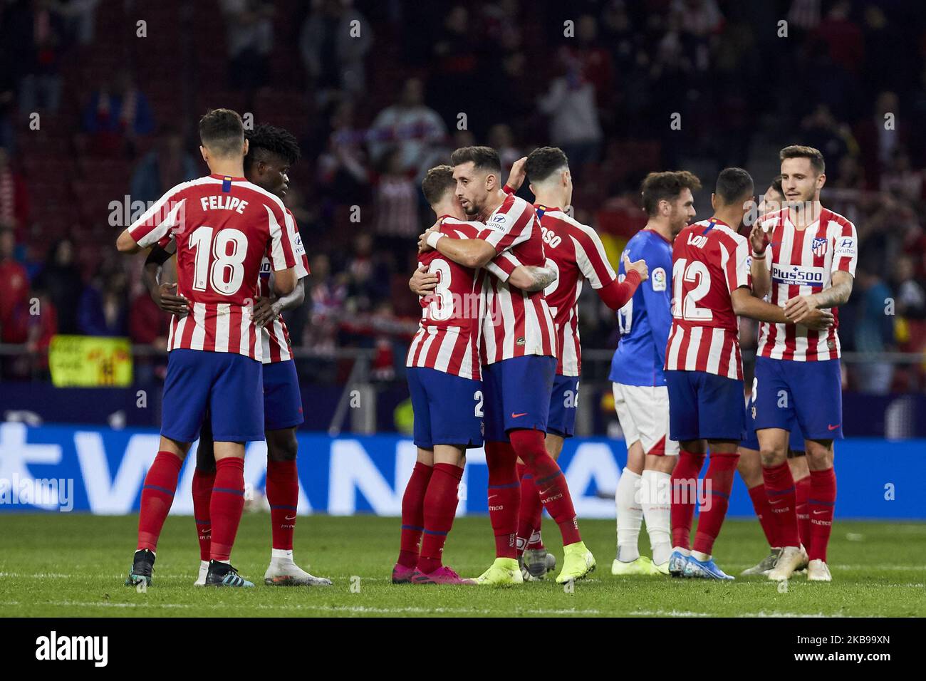 I giocatori dell'Atletico de Madrid celebrano la vittoria dopo la partita della Liga tra l'Atletico de Madrid e l'Athletic Club de Bilbao allo stadio Wanda Metropolitano di Madrid, Spagna. Ottobre 26, 2019. (Foto di A. Ware/NurPhoto) Foto Stock