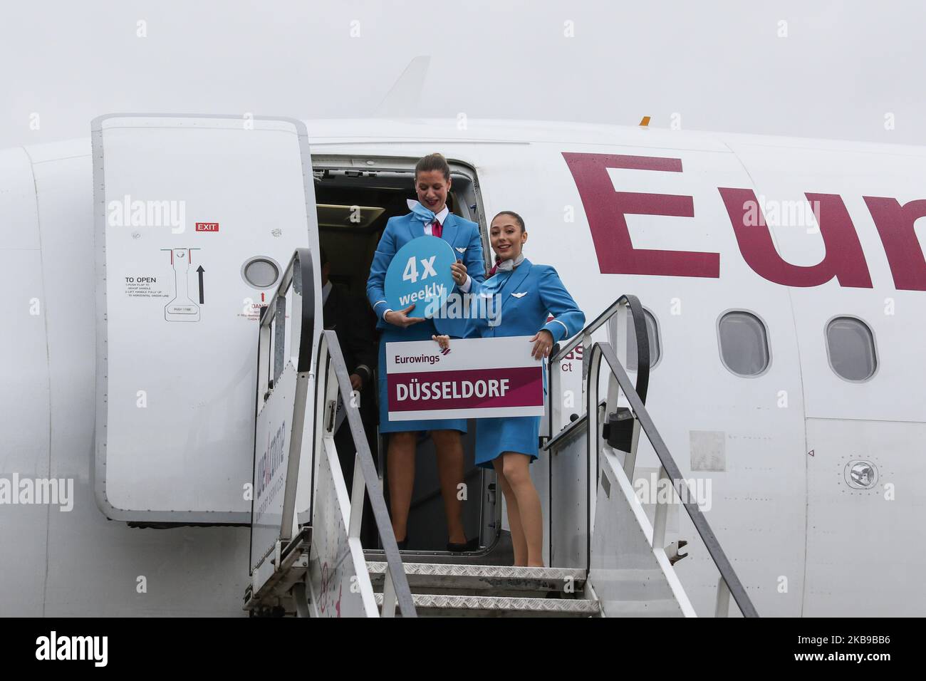 Eurowings (gruppo Lufthansa) Airbus A319-132 (reg. N° D-AGWU) gli assistenti di volo all'aeroporto GDanzica Lech Walesa Rebiechowo GDN sono visti a Danzica, Polonia il 27 ottobre 2019 Eurowings Lines ha inaugurato la rotta Gdansk - Dusseldorf (Germania), e opererà su di essa 4 volte alla settimana. (Foto di Michal Fludra/NurPhoto) Foto Stock