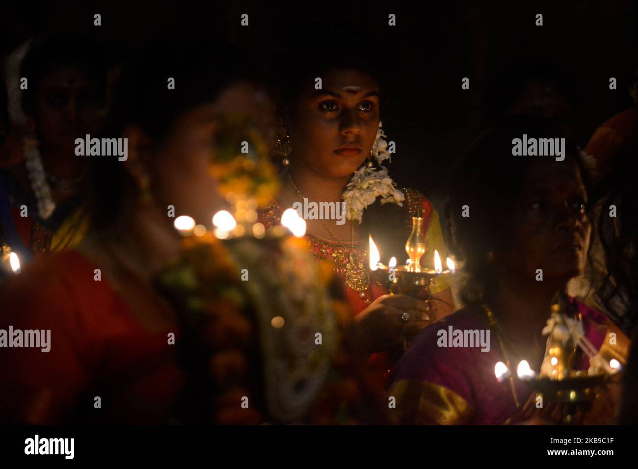 Festa dei devoti indù Diwali (Deepavali) Festival a Colombo Sri Lanka. Octomber.27,2019 uno dei festival più popolari dell'induismo simboleggia la vittoria spirituale della luce sulle tenebre il bene sul male e la conoscenza sull'ignoranza (Foto di Achila Jayawardana/NurPhoto) Foto Stock