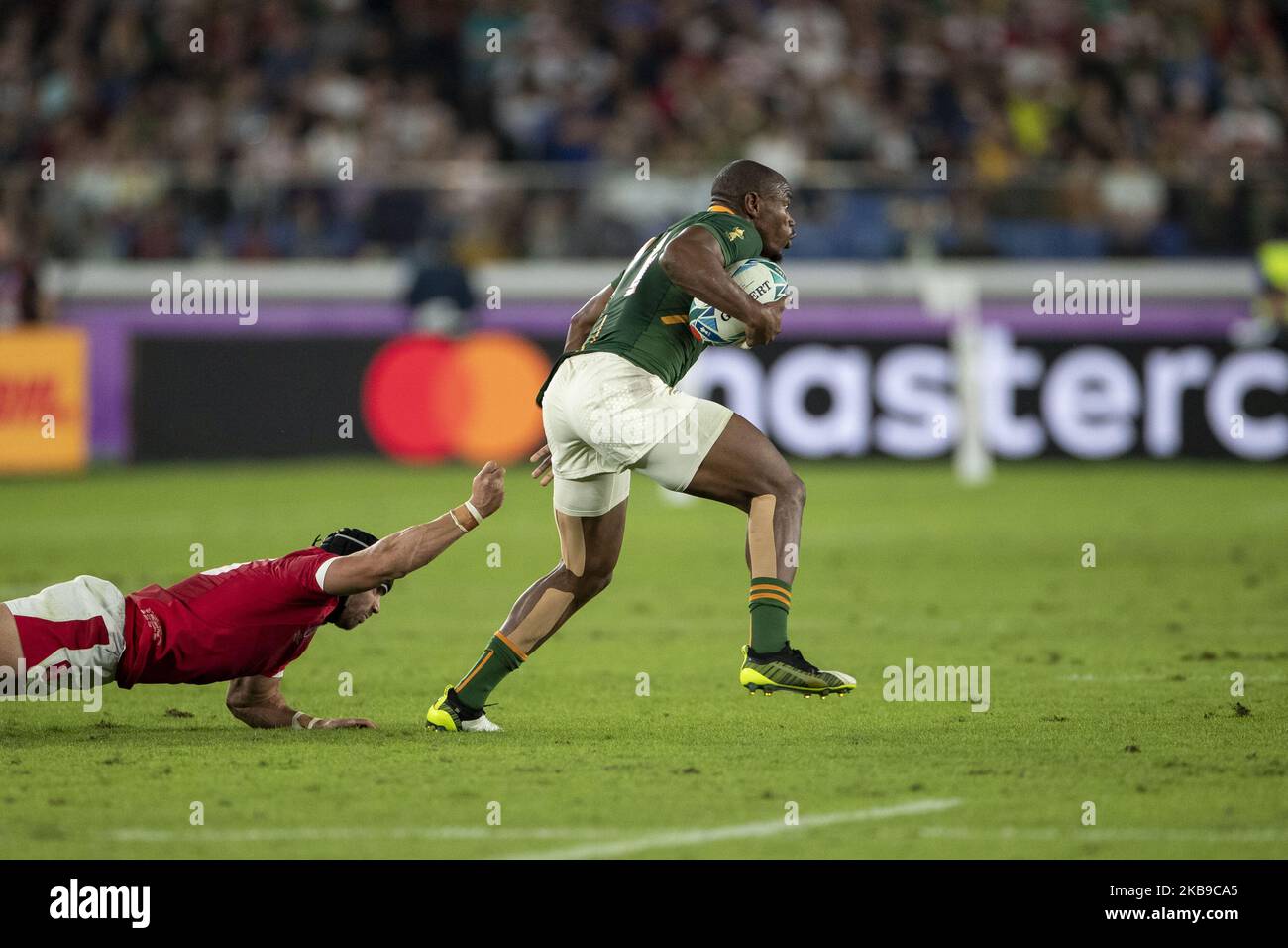 Makazole Mapimpi del Sud Africa corre con la palla durante la prima metà di una semifinale di Rugby World Cup contro il Galles il 27 ottobre 2019, a Yokohama, Giappone orientale. (Foto di Alessandro di Ciommo/NurPhoto) Foto Stock