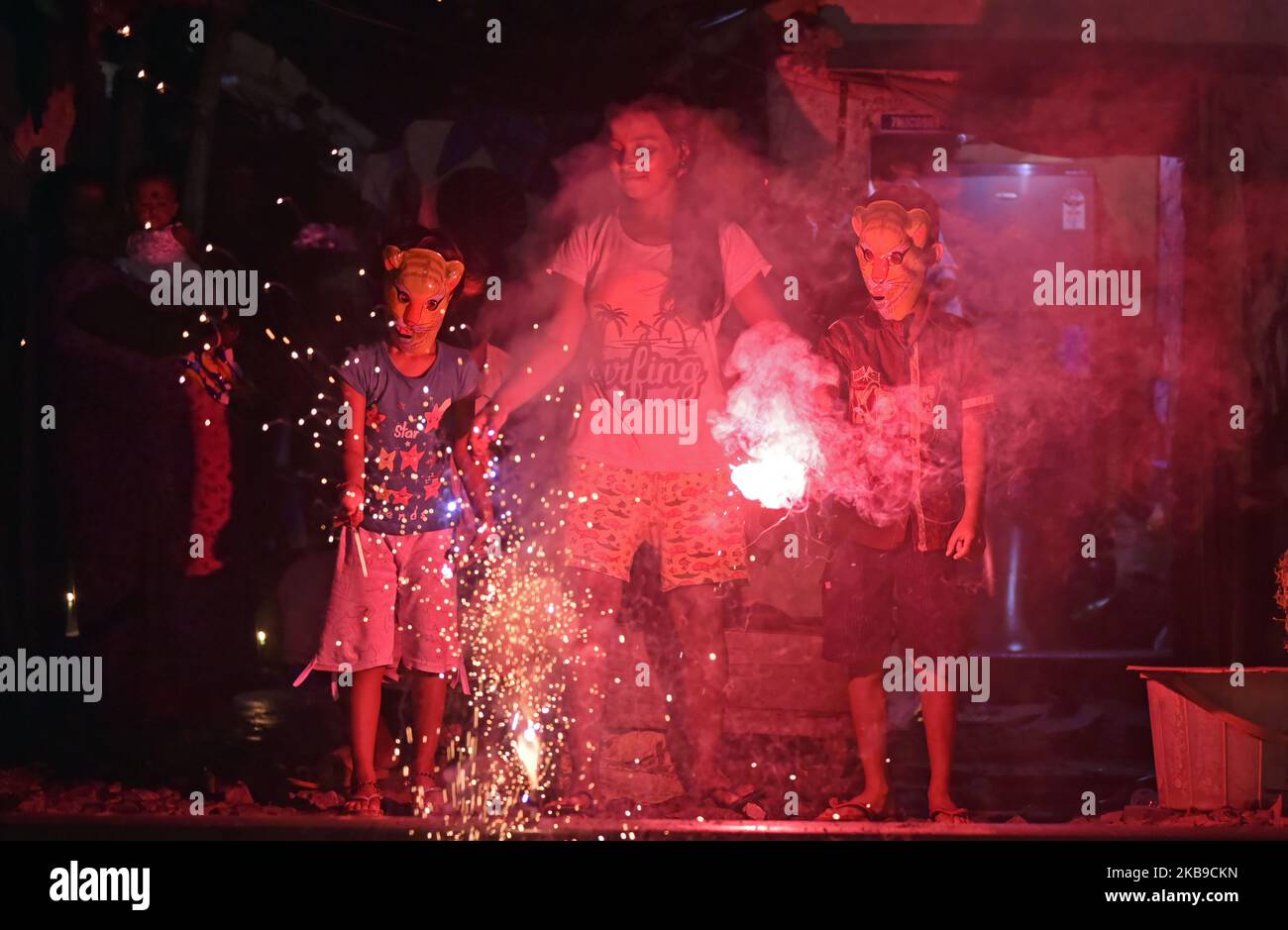 Persone di slum accanto a un binario ferroviario celebra il festival Diwali a Kolkata, India, 27 ottobre 2019. Diwali, il Festival delle luci, segna la vittoria sul male e commemora il tempo in cui dio indù Signore Rama ha ottenuto la vittoria su Ravana e ha restituito al suo regno Ayodhya. (Foto di Indranil Aditya/NurPhoto) Foto Stock