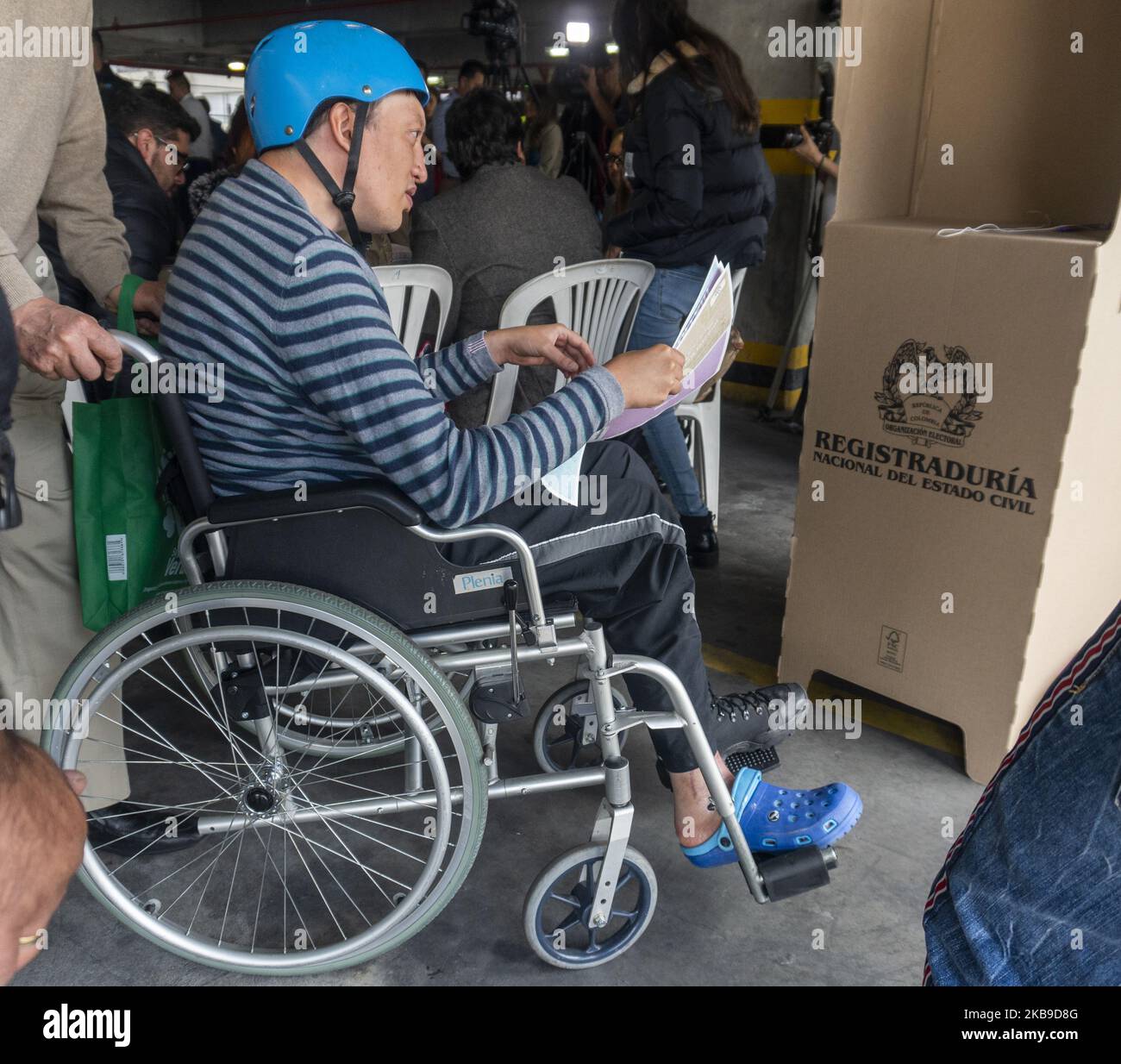 Un uomo su sedia a rotelle vota alle elezioni locali e regionali a Bogotà, Colombia, il 27 ottobre 2019. (Foto di Daniel Garzon Herazo/NurPhoto) Foto Stock