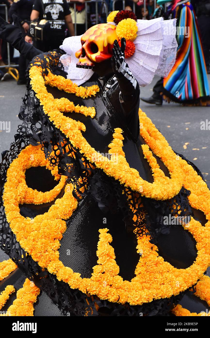 I partecipanti prendono parte alla commemorazione della 'Giornata della Parata Internazionale dei morti' come parte delle celebrazioni della Giornata delle tradizioni messicane dei morti (dia de Muertos) a Hemicico a Juarez il 27 ottobre 2019 a Città del Messico (Foto di Eyepix/NurPhoto) Foto Stock