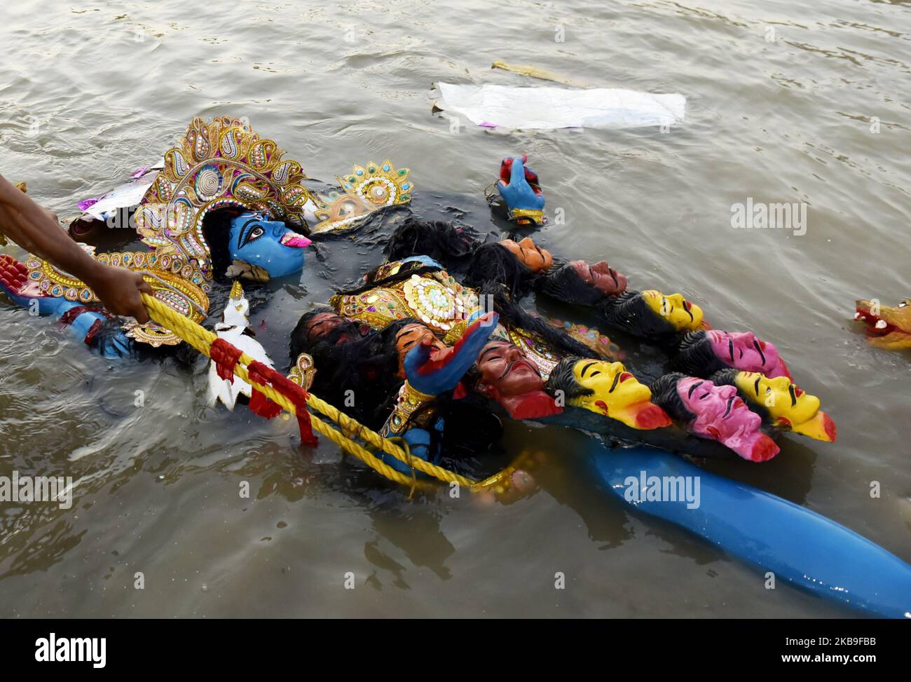 Immersione della dea Kali sui ghati del fiume Ganga (Un fiume santo) a Kolkata, India, 28 ottobre 2019. Kolkata Municipal Corporation ha adottato una misura preventiva per evitare l'inquinamento idrico rimuovendo gli idoli di argilla subito dopo l'immersione dal fiume Ganga. (Foto di Indranil Aditya/NurPhoto) Foto Stock